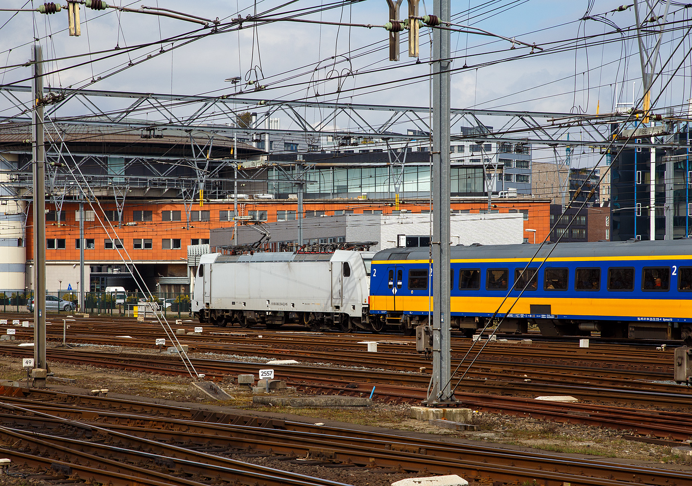 Die „weiße“ NS E 186 236  (91 80 6186 236-6 D-NS) erreicht am 31 März 2018 am Zugschluss eines IC (InterCity) den Bahnhof Amsterdam Centraal, Zuglok war die NS 186 119.

Die Bombardier TRAXX F140 MS wurde 2009 von Bombardier in Kassel unter der Fabriknummer 34436 gebaut und an die CBRail S.à r.l. (Luxembourg) geliefert. Seit 2011 war sie dann an die NS Hispeed (91 80 6186 236-6 D-HSA) bzw. ab 2014 an die NS - Nederlandse Spoorwegen N.V. (91 80 6186 236-6 D-NS) vermietet. Sie hat die Zulassungen für Deutschland, Österreich, Belgien und die Niederlande. Aktuell (seit 2024) ist die Lok an die SNCB - Société Nationale des Chemins de Fer Belges als 2869 vermietet und trägt die UiC Nummer 91 84 1186 119-1 NL-B.

Im April 2020 wurde sie an die AKIEM als E 186 236  (91 80 6186 236-6 D-AKIEM) verkauft und war so an die HSL Logistik GmbH bzw. später an die NIAG (Niederrheinische Verkehrsbetriebe Aktiengesellschaft) vermietet
