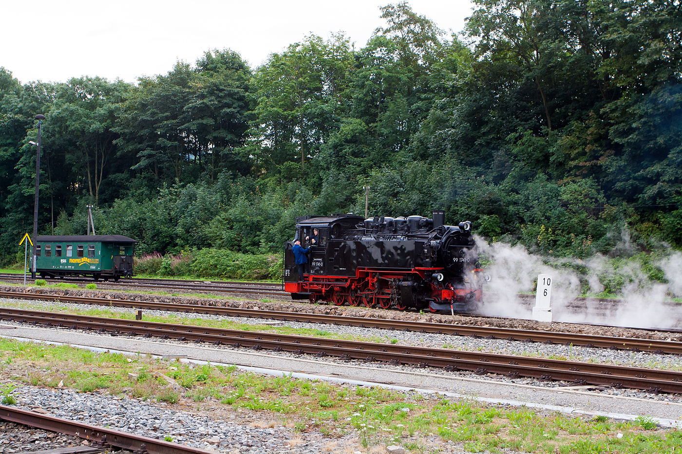 Die 99 1741-0 der SDG - Sächsische Dampfeisenbahn Gesellschaft mbH (ex DB 099 725-4, ex DR 99 741, hier am 26 August 2013 bei der SDG Fichtelbergbahn beim Umsetzen im Bahnhof Cranzahl.

Die 750 mm-schmalspurige Dampflok der Baureihe 99.73-76 (sächsische VII K Altbau) wurde 1928 bei Sächsische Maschinenfabrik (SMF) vorm. Richard Hartmann AG in Chemnitz unter der Fabriknummer 4691 gebaut.

Weitere Lebenslauf und Nummerierungen:
1929-1949: 99 741 (DRB)
1949-1970: 99 741 (DR)
1970-1992: 99 1741-0 (DR)
1992-1994: 099 725-4 (DR)
1994-2004: 099 725-4 (DBAG)
2004-2007: 99 1741-0 (BVO - Busverkehr Ober- und Westerzgebirge Bahn GmbH)
seit 2007: 99 1741-0 (SDG - Sächsische Dampfeisenbahn Gesellschaft mbH)

Diese 5-fach-gekuppelten Loks der Gattung K 57.9 haben eine Leistung von 600 PS, zusammen mit der Nachfolgebauart Baureihe 99.77–79 stellen die Lokomotiven die stärksten Schmalspurlokomotiven für 750 mm-Spurweite in Deutschland dar.

Ende der 1960er Jahre mussten wegen Schäden an den Kesseln die ersten Lokomotiven ausgemustert werden. Zehn Lokomotiven erhielten neue, geschweißte Kessel und wurden auch weiterhin auf ihren Stammstrecken eingesetzt. 

Technische Merkmale:
Die fünffach gekuppelten Lokomotiven haben einen Barrenrahmen und verfügen über in Bisselgestellen gelagerte Laufachsen. Als Treibachse dient die fest gelagerte dritte Achse, welche anfangs geschwächte Spurkränze aufwies. Nach 1945 wurden die Spurkränze dann völlig entfernt, um die Bogenläufigkeit weiter zu verbessern. Die zweite und die fünfte Kuppelachse waren seitenverschiebbar. Der feste Achsstand betrug anfangs 3.000 Millimeter, wurde dann aber später auf 4.000 Millimeter verlängert. Wie für alle Einheitslokomotiven typisch, wurden die Lokomotiven 99 731 bis 99 750 mit Kolbenspeisepumpe und einen quer über der Rauchkammer eingebauten Knorr-Oberflächenvorwärmer geliefert. Die 99 751 bis 99 762 wurden dagegen mit Abdampfinjektor Bauart Friedmann geliefert, später jedoch ebenfalls auf Knorr-Vorwärmer umgebaut. Die zweite Kesselspeisevorrichtung ist eine saugende Dampfstrahlpumpe. Der Langkessel bestand aus zwei Schüssen.

Wegen der damals noch teilweise gebräuchlichen Heberleinbremse erhielten die Lokomotiven ab Werk auch die dafür erforderliche Ausrüstung mit Rollenführungen und Haspel. Die Lokomotive selbst bekam eine Knorr-Druckluftbremse, welche über die Saugluftbremse für den Wagenzug angesteuert wird. Als die ersten Lokomotiven 1928 ausgeliefert wurden, war schon geplant, die veraltete Trichterkupplung durch die Scharfenbergkupplung abzulösen. So erhielten die ersten Lokomotiven zunächst Trichterkupplungen. Diese wurden später problemlos gegen die neuen Kupplungen getauscht.

TECHNISCHE DATEN:
Gebaute Anzahl: 32
Baujahre: 1928, 1929 und 1933
Hersteller: Sächsische Maschinenfabrik, Berliner Maschinenbau AG
Bauart:  1’E1’ h2t
Gattung:  K 57.9
Spurweite:  750 mm
Länge über Kupplung:  10.540 mm
Höhe:  3.570 mm
Fester Radstand:  4.000 mm
Gesamtradstand:  7.600 mm
Kleinster befahrbarer Radius:  50m
Leergewicht:  44,3 t
Dienstgewicht:  56,7 t
Reibungsmasse:  46,1 t
Höchstgeschwindigkeit:  30 km/h
Indizierte Leistung:  600 PSi, 441 kW
Anfahrzugkraft: 83,35 kN
Steuerungsart: Heusinger
Zylinderanzahl: 2
Kesselüberdruck: 14 bar
Wasservorrat: 5,80 m³
Brennstoffvorrat:  2,5 t Kohle
Lokbremse:  Knorr-Druckluftbremse, ursprünglich saugluftgesteuert, mit Zusatzbremse
Zugbremse:  Körting-Saugluftbremse, anfangs Heberleinbremse, heute Knorr-Druckluftbremse
Zugheizung:  Dampf
Kupplungstyp:  Scharfenbergkupplung
