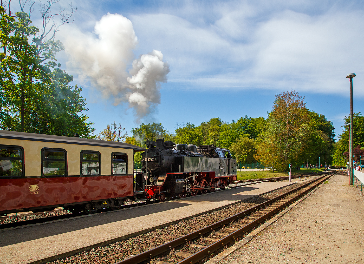 Die 99 2322-8 der Mecklenburgischen Bderbahn Molli verlsst am 15.05.2022 mit dem MBB Dampfzug (von Bad Doberan nach Khlungsborn-West) den Bahnhof Heiligendamm.

Die 900 mm-Schmalspur-Dampflok der DR-Baureihe 99.32 wurde 1932 von O&K (Orenstein & Koppel, Berlin) unter der Fabriknummer 12401 gebaut und an die DRG - Deutsche Reichsbahn-Gesellschaft als 99 322, fr die Bderbahn Bad Doberan–Khlungsborn, geliefert.

Lebenslauf
1932  bis 1970 DRG, DRB bzw. DR 99 322
01.06.1970 Umzeichnung in DR 99 2322-8 
01.01.1992 Umzeichnung in DR 099 902-9
01.01.1994 DB 099 902-9 
Seit dem 04.10.1995 Mecklenburgische Bderbahn Molli GmbH, Bad Doberan MBB 99 2322-8
