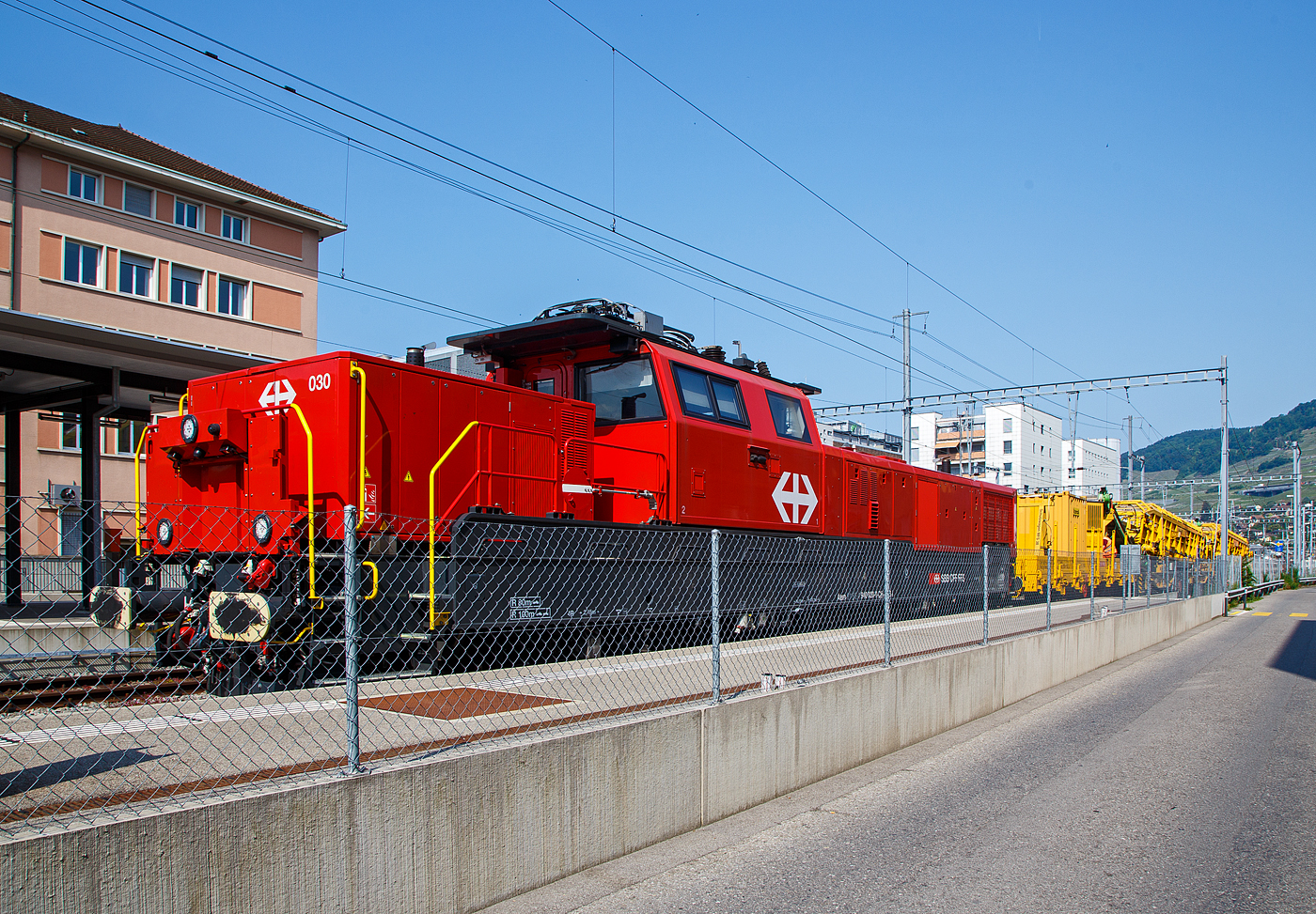 Die Aem 940 030-0 (Aem 91 85 4 940 030-0 CH-SBBI) der SBB Infrastruktur ist am 28. Mai 2023 mit einem Bauzug (Materialförder- und Siloeinheiten) beim Bahnhof Vevey.

Die Alstom Prima H4 sind von Alstom am Standort Belfort entwickelte Rangierlokomotiven, die sowohl im Strecken- als auch im schweren Rangierbetrieb eingesetzt werden können. Der Grund für die Entwicklung der Alstom Prima H4 wurde durch eine Ausschreibung der SBB Jahr 2015 gelegt. Diese erneuert den eigenen Fahrzeugbestand und muss dafür mehrere Lokomotiven für unterschiedliche Achsanzahl, Leistungsklasse, Masse und Einsatzumgebung beschaffen. So haben die SBB Am 6/6 für den schweren Rangierbetrieb am Ablaufberg nach 40 Jahren das Ende ihrer Lebensdauer erreicht und soll ersetzt werden. Ebenfalls sollen die SBB Am 841 aus den 1990er Jahren und die SBB Ee 6/6 II aus den 1980er Jahren ersetzt werden. Mit der H4 wollte Alstom im Bereich der vierachsigen Rangierlokomotiven eine Lösung für diesen Austausch mit einer H4-Bi-Mode-Variante auf der InnoTrans 2018 präsentieren. Alstom gewann die Ausschreibung der SBB und im November 2015 bestellte die SBB bei Alstom für 175 Mio. € insgesamt 47 vierachsige Zweikraftlokomotiven vom Typ Alstom Prima H4 - Bi-Mode Elektrisch, bei der SBB als Aem 940 bezeichnet. Die SBB ersetzt damit insgesamt 52 Loks vier verschiedener  Typen mit den Baujahren 1976 – 1996.  Auf der Innotrans 2018 in Berlin präsentierte Alstom diese Lok dem internationalen Fachpublikum.  

Von den SBB Aem 940 sind 37 bei der SBB Infrastruktur für den Streckenunterhalt vorgesehen. Um den Fahrplanbetrieb nicht zu beeinträchtigen, müssen die Loks mit Überführungszügen im Streckendienst 120 km/h erreichen. Anderseits muss z.B. beim Einschottern bei ständig sinkendem Zugsgewicht eine konstant niedrige Geschwindigkeit automatisch eingehalten werden. Bei der SBB Cargo sind 10 Aem 940 für den Rangierdienst vorgesehen.  

Die Lokomotiven sollen sowohl im Streckenbetrieb, Rangierbetrieb am Ablaufberg und auch im Gleisbau eingesetzt werden. Die elektrisch betriebenen Fahrzeuge, die keine gasförmigen Emissionen ausstoßen, sind auch für den Betrieb in Tunneln geeignet. Die fünf ersten Lokomotiven entsprechen nicht der Serienausführung und werden ab Juni 2022 von Sersa übernommen. Alstom liefert dafür fünf weitere Fahrzeuge an die SBB.

Alstom will weiter in die Entwicklung der Lokomotivenplattform investieren, dabei bekommt der Konzern Unterstützung durch die staatliche französische Energie und Umweltbehörde ADEME mit rund vier Millionen Euro.

Technische Merkmale
Ähnlich zur Prima H3 wurde auf der Lokomotivenplattform der Prima H4 ein serieller Antriebsstrang als Basis für die Konstruktion und Modularität des Antriebskonzeptes eingesetzt. Diese Modularität ermöglicht das Umrüsten eines Fahrzeuges für unterschiedliche äußere Umweltbedingungen und Einsatzszenarien. Durch die Kombination verschiedener Systeme im Antriebsstrang soll bis zu 50 % Dieselkraftstoff eingespart, 50 % weniger umweltschädliche Emissionen ausgestoßen und bis zu 15 % Unterhaltskosten für ein Fahrzeug eingespart werden.

Bisher ist die H4 in vier verschiedenen Antriebsstrangvarianten geplant:
H4 Hybrid (600 kW Akkumulator / 900 kW Dieselaggregat)
H4 Bi-Mode Elektrisch (900 kW Dieselaggregat / 2000 kW mit Fahrdraht)
H4 Bi-Mode Batterie (600 kW Akkumulator / 1600 kW Elektrisch)
H4 Dual Engine (900 kW Dieselaggregat / 900 kW Dieselaggregat)


Aufbau der Lokomotive:
Lokkasten:
Der Lokkasten ist als Schweißkonstruktion ausgeführt und besteht aus einem starren Rahmen, auf dem die Führerkabine und die beiden Maschinenräume auf beiden Seiten montiert sind. An beiden Enden vom Lokkasten sind die Zug- und Stoßvorrichtungen montiert. Die Luftbehälter, der Dieseltank und die Batterien sind unter dem Kasten befestigt.

Maschinenräume:
Im kurzen Maschinenraum (Fahrrichtung 2) befindet sich die Pneumatiktafel, ein Power Pack (Dieselmotor, Kühlblock und Generator) und die Führerstand-Klimaanlage (Lüfter, Kompressor, Verflüssiger).

Im langen Maschinenraum (Fahrrichtung 1) befinden sich, der Traktionsblock, ein Power Pack (Dieselmotor, Kühlblock und Generator), der Haupttransformator, der Haupt- sowie der Hilfskompressor und der Bremswiderstand inkl. Ventilator.

Power Pack (2 Stück je Lok):
Jedes Power Pack Modul enthält den Strukturrahmen inklusive Auffangwanne für kleinere Öllecks, den Dieselmotor mit Kupplung für den Generator, den Generator (eigenventilierter Synchrongenerator mit Permanentmagneterregung), den Steuerschrank (Schnittstelle zwischen Dieselmotorsteuerung und Fahrzeugsteuerung), das Dieselmotor-Kühlsystem, die Abgasanlage mit aktivem Dieselpartikelfilter PAF, die Luftfilter, Ölfilterung (Feinfilter) und die Versorgungspumpe, sowie das 
Vorwärmsystem des Dieselmotors (thermische und elektrische Heizung).

Der Dieselmotor (2 Stück je Lok) vom Typ CAT C 18 ACERT ist ein Caterpillar 6-Zylinder-Viertakt-Reihenmotor mit Direkteinspritzung, Turboaufladung und Ladeluftkühlung. 
Daten des Motors:
Nominalleistung: 540 kW
Nenndrehzahl :1.800 U/min
Bohrung: 145 mm
Hub: 183 mm
Hubraum 18.1 l
Verdichtungsverhältnis: 16 :1
Maximales Drehmoment: 3.710 Nm bei 1.300 U/min
Motorabmessungen (L x B x H): 1.438 x 1.132 x 1.356 mm
Motorgewicht (Nettotrockengewicht): 1717 kg

Direkt an die Antriebswelle des Dieselmotorsein permanent erregter Synchrongenerator (12 Pole) von 12 LCS 3353 angekuppelt. Dieser Generator erzeugt den elektrischen Strom, welcher im Traktionsstromrichter für den Betrieb der Fahrmotoren und der Hilfsbetriebe verwendet wird.
Daten des Generators:
Hersteller: Alstom
Bezeichnung 12 LCS 3353
Nennleistung: 480 KW
Spannung (Phase und zwischen den Phasen): 621/1075 V
Nenndrehzahl: 1800 U/min
 
TECHNISCHEN DATEN der Lok:
Hersteller:  ALSTOM, Belfort
Spurweite:  1435 mm (Normalspur)
Achsfolge:  Bo’Bo’
SBB Serie: Aem 940, mit Nummer 001 bis 047
TSI – Nummer:  91 85 4940...
Zugreihe:  A

Länge über Puffer: 18.750 mm
Höhe: 4.480 mm (über abgesenkten Stromabnehmer)
Breite: 2.950 mm
Drehzapfenabstand: 10.150 mm
Achsabstand im Drehgestell: 2.450 mm
Treibraddurchmesser: 1.000 mm (neu) / 920 mm (abgenutzt)

Gesamtgewicht: 84 t (mit 6t Ballast 90 t)
Achslast: 21.0 t (22,5 t)
Meterlast: 4.48 t/m (4.8 t/m)
Streckenklasse: C3 (D4)

Höchstgeschwindigkeit Eigenfahrt und geschleppt: 120 km/h (84 t) / 60 km/h (bei 90 t)
Höchstgeschwindigkeit im Rangiermodus: 40 km/h
Höchstgeschwindigkeit im Funkfernsteuerungsbetrieb: 40 km/h
Höchstgeschwindigkeit geschleppt 120 km/ h (84t) / 60 km/h (90t)
Maximale Anfahrzugkraft: 300 kN
Leistung am Rad bei Betrieb unter Fahrleitung: 1.600 kW (dauernd), 1.750 kW (für 1h), 2.000 kW (für 15min)
Leistung am Rad bei Betrieb mit den beiden Dieselmotoren / Generator Gruppen: 860 kW (dauernd). Eine Fahrt ist aber auch mit nur einem Dieselmotor möglich.

Dieselmotor (2 Stück): Caterpillar C 18 ACERT (Daten s.o.)
Synchrongenerator (2 Stück): Alstom 12 LCS 3353  (Daten s.o.)
Anzahl der elektr. Fahrmotoren: 4
Dieselkraftstoff-Tank nutzbares Volumen: 2.000 Liter 
Fahrleitungsspannung (als E-Lok): 15kV/16.7H
Kleinster befahrb. Kurvenradius: R 80m ungekuppelt / R100 m gekuppelt
Bremsausrüstung: KE-PG, E- Bremse E
Feststellbremse: 56 kN
Zugsicherung: ETCS only L2 BL 3.4.0
Vielfachsteuerung: Ja bis zu 2 Fahrzeugen (Aem 940)
Funkfernsteuerung: Ja
Einsatzbereich ohne Leistungsminderung: bei -25° C bis + 45° C Lufttemperatur
Zulassungen: Schweiz (CH)

Die maximale Anhängelast z.B. auf einer Steigung von 26 ‰ bei max. 60 km/h beträgt im Betrieb unter Fahrdraht 317 t und mit Dieselantrieb 147 t. Ansonsten gemäß den entsprechenden Anhängelasttabellen (im thermischen bzw. elektrischen Betrieb, Punkt 2.1.10 vom Bedienerhandbuch.

Bemerkung: Die Loks sind aufballastierte Lokomotive (84t + 6 t Zusatzballast für Rangierbahnhöfe bzw. mit einem Gesamtgewicht 90 t) nur mit der halben Höchstgeschwindigkeit (60 km/h) zugelassen.

Quellen: SBB Bedienerhandbuch_Aem_940-1.pdf, bahn-journalist.ch