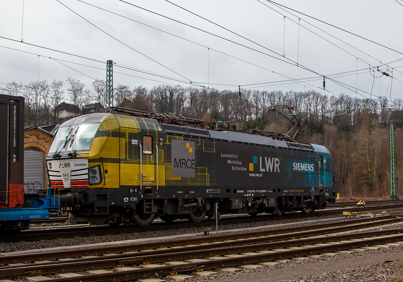 Die an die BLS Cargo vermietete Siemens Vectron MRCE MS - X4 E – 717  bzw. 193 717-6 mit Werbung „LWR - Locomotive Workshop Rotterdam“ (91 80 6193 717-6 D-DISPO) der MRCE Dispolok GmbH (München) fährt am 23.03.2021 mit einem KLV-Zug durch Betzdorf (Sieg) in Richtung Köln.

Die Siemens Vectron MS (6.4 MW / 160 km/h) wurde 2019 von Siemens in München-Allach unter der Fabriknummer 22596 gebaut. Sie hat die Zulassungen für Deutschland, Österreich, Schweiz, Italien und die Niederlande.