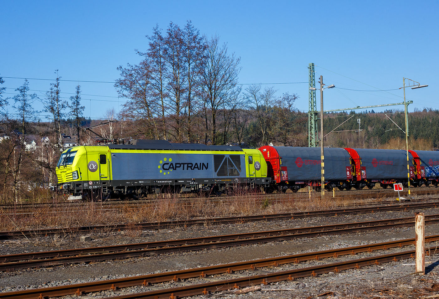 Die an die Captrain Deutschland GmbH vermietete und durch die DE - Dortmunder Eisenbahn GmbH eingesetzte SIEMENS Vectron Dual Mode 248 037-4 „Westfalen“ (90 80 2248 037-4 D-DE) der Alpha Trains Luxembourg s.à.r.l. (Luxembourg) fährt am 17 Februar 2025, mit einem Coilzug (Wagen der Gattung Shimmnis-ttu der Ermewa) durch Scheuerfeld/Sieg in Richtung Köln.

Die SIEMENS Vectron DM wurde 2022 von Siemens Mobility GmbH in München-Allach unter der Fabriknummer 23768 gebaut und an die Alpha Trains ausgeliefert. Die Lok hat die Zulassung für Deutschland und eine Höchstgeschwindigkeit von 160 km/h. Die Hybridlok (Vectron Dual Mode) kann die Antriebsenergie aus der Fahrleitung beziehen (2.400 kW Leistungen am Rad), oder mittels eines MTU 16V 4000 R84 V16-Zylinder-Dieselmotors (2.400 kW Motorleistung, 2.000 kW Leistungen am Rad) erzeugen. 

Die Dortmunder Eisenbahn GmbH (DE) ist eine private Eisenbahngesellschaft aus Dortmund. Die Dortmunder Eisenbahn GmbH ist ein gemeinsames Tochterunternehmen der Dortmunder Hafen GmbH und der Captrain Deutschland GmbH. Sie ist zu 65 Prozent im Besitz der Captrain Deutschland GmbH (deutsche Tochter der SNCF) und 35 Prozent der Anteile hält die Dortmunder Hafen AG. Die DE Infrastruktur GmbH,  mit ca. 50 Kilometern Gleislänge, gehört zu 81 Prozent der Dortmunder Hafen AG und zu 19 Prozent der Captrain Deutschland GmbH
