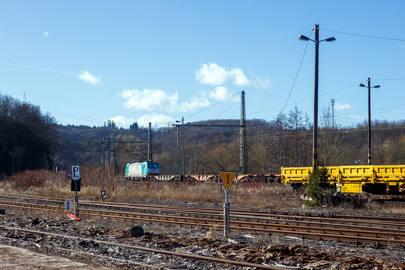 Die an die Crossrail Benelux N.V. (Antwerpen-Borger), ein 100% Tochterunternehmen der BLS Cargo AG, E 186 220 (91 88 7186 220-0 B-ATLU) der Alpha Trains Belgium, ex COBRA 2828 (91 88 7186 220-0 B-B), fährt am 23 Februar 2025 mit einem KLV-Zug durch Scheuerfeld/Sieg in Richtung Köln.

Die Bombardier TRAXX F140 MS wurde 2008 von Bombardier in Kassel unter der Fabriknummer 34419 gebaut. Die Multisystemlokomotive hat die Zulassungen bzw. besitzt die Länderpakete für Deutschland, Österreich, die Niederlande und Belgien. (D/A/NL/B). In Deutschland, der Niederlande und in Belgien ist sie für eine Höchstgeschwindigkeit von 160 km/h zugelassen, in Österreich nur für 140 km/h.

Die Lok hat eine Leistung von 5.600 kW und kann unter 15 kV, 16,7 Hz~ AC, 25 kV, 50 Hz~ AC, 1,5 kV DC sowie 3 kV DC fahren. Sie besitzt eine Anfahrzugkraft von 300 kN und eine Dauerzugkraft von 252 kN.