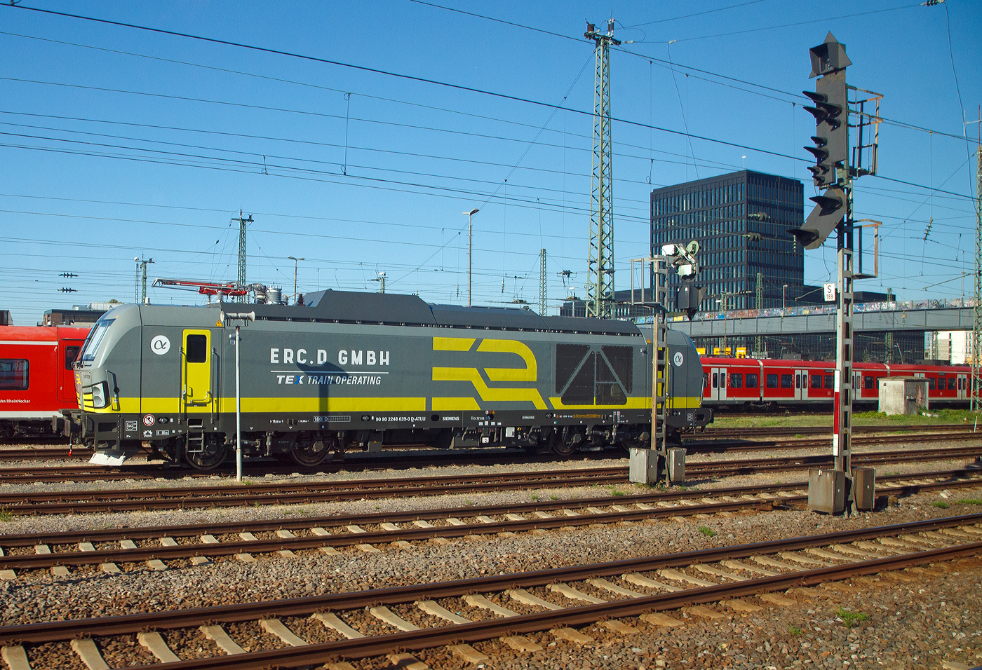 Die an die ERC.D (European Railway Company Deutschland GmbH, Nürnberg) vermietete SIEMENS Vectron DM - 248 039 (90 80 2248 039-0 D-ATLU) der Alpha Trains Luxembourg S.à.r.l. steht am 07.09.2023 in Mannheim. Bild aus einem ICE heraus.

Die Vectron Dual Mode wurden 2022 von Siemens Mobility GmbH in München-Allach unter der Fabriknummer 23261 gebaut. Die Lok hat die Zulassung für Deutschland und eine Höchstgeschwindigkeit von 160 km/h.