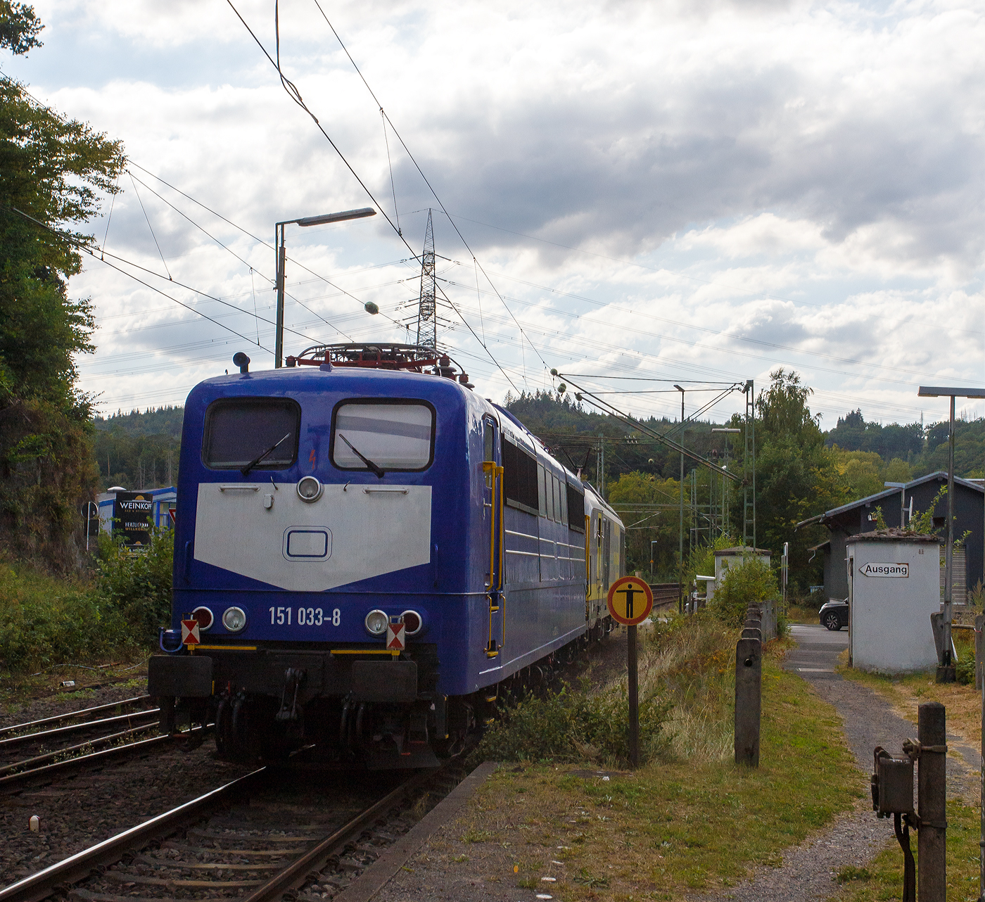 Die an die ERC.D GmbH (European Railway Company Deutschland, Nürnberg) vermietete SIEMENS Vectron Dual Mode 248 039-0 (90 80 2248 039-0 D-ATLU) der Alpha Trains Luxembourg s.à.r.l. fährt am 23 August 2025, mit der an die WRS Deutschland GmbH vermietete 151 033-3 (91 80 6151 033-8 D-SRI) der SRI Rail Invest GmbH im Schlepp, durch Scheuerfeld/Sieg in Richtung Köln.

Die SIEMENS Vectron DM 248 039 wurde 2023 von Siemens Mobility GmbH in München-Allach unter der Fabriknummer 23261 gebaut. Die ex DB 151 033-8 wurde 1974 von Krauss-Maffei AG in München-Allach unter der Fabriknummer 19652 gebaut.