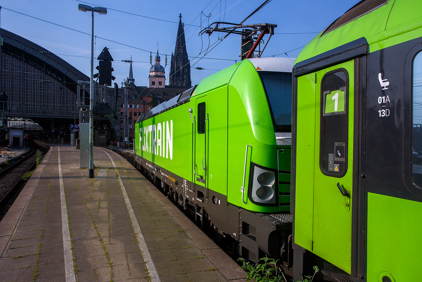 Die an die FlixTrain GmbH (München) vermietete SIEMENS Vectron AC 193 437 (91 80 6193 437-1 D-ELOC) der ELL - European Locomotive Leasing (Wien) fährt am 18 Juni 2025 mit dem FlixTrain FLX 1233 (Köln Hbf nach Berlin Hbf) in den Hauptbahnhof Köln ein.

Die Vectron AC wurde 2023von Siemens Mobilitiy in München-Allach unter der Fabriknummer 23571 gebaut und an die ELL geliefert. Diese Vectron Lokomotive ist als AC – Lokomotive (Wechselstrom-Variante) mit 6.400 kW Leistung und für eine Höchstgeschwindigkeit von 200 km/h konzipiert. Sie wurde in der Vectron Variante AC B14 ausgeführt und hat so die Zulassungen für Deutschland, Österreich, Ungarn, Tschechien, Slowakei, Rumänien und Bulgarien (D / A / H / CZ / SK / RO / BG). So besitzt die Variante AC B14 folgende Zugsicherungssysteme:
ETCS BaseLine 3, sowie für 
Deutschland (PZB90 / LZB80 (CIR-ELKE I))
Österreich (ETCS Level 1 mit Euroloop, ETCS Level 2, PZB90 / LZB80)
Ungarn (ETCS Level 1, EVM (Mirel))
Tschechien und Slowakei (LS (Mirel))
Rumänien und Bulgarien (PZB90)
