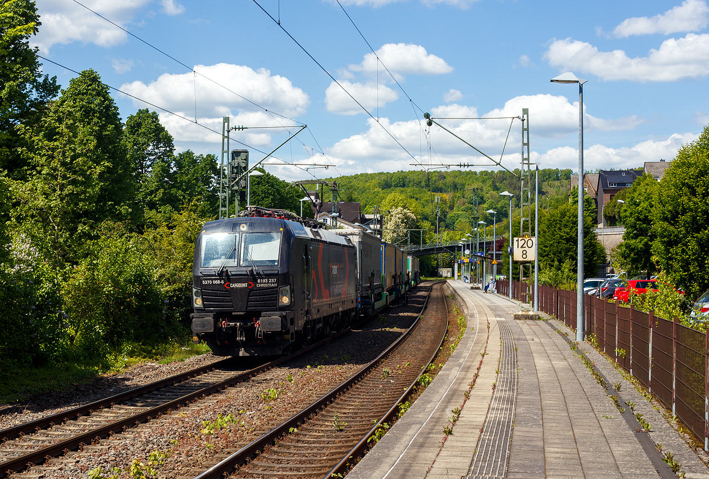 Die an die HELROM GmbH (Frankfurt am Main) vermietete Siemens Vectron MS 5370 068-6  CHRISTIAN  / 6193 237 (91 51 5370 068-6 PL-ID) der CARGOUNIT Sp. z o.o. (Wrocław / Breslau) f�hrt am 09 Mai 2025 mit dem (sehr kurzen) HELROM Trailer Zug Wien – D�sseldorf, einem besonderen KV-Zug, durch Kirchen (Sieg) in Richtung K�ln.

Die Siemens Vectron MS wurde 2023 von Siemens Mobility GmbH in M�nchen-Allach unter der Fabriknummer 23362 gebaut und im Januar 2024 an die CARGOUNIT Sp. z o.o. in Wrocław/Polen (Breslau) geliefert. Diese Vectron Lokomotive ist als MS – Lokomotive (Mehrsystemlok) mit 6.400 kW Leistung und 200 km/h H�chstgeschwindigkeit konzipiert. 

In der Version A 10 hat sie die Zulassungen f�r Polen, Deutschland, �sterreich, Niederlande, Slowakei, Rum�nien, Ungarn und Bulgarien (PL/D/A/NL/SK/RO/H/BG). Tschechien (CZ) ist z.Z. noch durchgestrichen.
Die SIEMENS Vectron MS der Version A 10 besitzt die Zugsicherungssysteme ETCS BaseLine 3, sowie
f�r Deutschland (PZB90 / LZB80 (CIR-ELKE I)), 
f�r �sterreich (ETCS Level 1 mit Euroloop, ETCS Level 2, PZB90 / LZB80),
f�r Polen (SHP)
f�r Tschechien und Slowakei (LS (Mirel))
f�r Ungarn (ETCS Level 1, EVM (Mirel))
f�r Rum�nien (PZB90)
und f�r die Niederlande (ETCS Level 1, ETCS Level 2, ATB-EGvV)

Die CARGOUNIT Sp. z o.o. in Wrocław (Breslau) / Polen wurde 2003 gegr�ndet und stieg 2012 in das Leasinggesellschaft f�r Lokomotiven ein. Aktuell verf�gt Cargounit �ber einen Fuhrpark von insgesamt 220 Lokomotiven. Das Unternehmen ist der gr��te Verleiher von Lokomotiven in Polen und die Nummer 5 in Europa. Ende Februar 2024 unterzeichnete CARGOUNIT mit Siemens Mobility einen Vertrag �ber weitere bis zu 100 Lokomotiven.