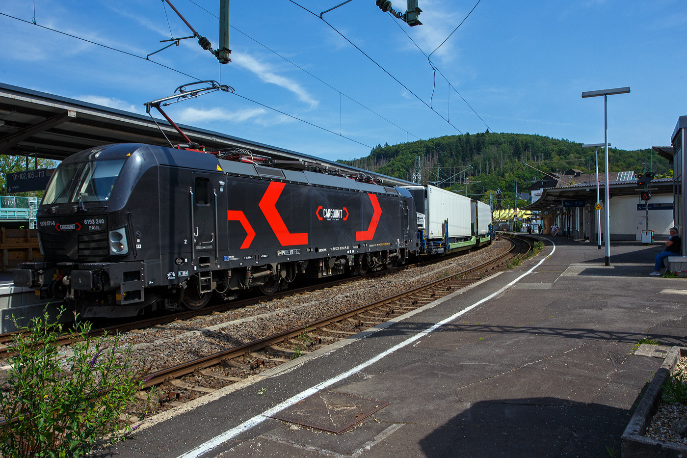Die an die HELROM GmbH (Frankfurt am Main) vermietete Siemens Vectron MS 5370 071-0  PAUL  / 6193 240 (91 51 5370 071-0 PL-ID) der CARGOUNIT Sp. z o.o. (Wrocław / Breslau) fährt am 19 Juli 2025 mit dem HELROM Trailer Zug Wien – Düsseldorf, einem besonderen KLV-Zug, durch Betzdorf (Sieg) in Richtung Köln. 

Die Siemens Vectron AC wurde 2023 von Siemens Mobility GmbH in München-Allach unter der Fabriknummer 23519 gebaut und im Januar 2024 an die CARGOUNIT Sp. z o.o. in Wrocław/Polen (Breslau) geliefert. Diese Vectron Lokomotive ist als MS – Lokomotive (Mehrsystemlok) mit 6.400 kW Leistung und 200 km/h Höchstgeschwindigkeit konzipiert.

In der Version A 10 hat sie die Zulassungen für Polen, Deutschland, Österreich, Niederlande, Tschechien, Slowakei, Rumänien, Ungarn und Bulgarien (PL/D/A/NL/CZ/SK/RO/H/BG). 

Die CARGOUNIT Sp. z o.o. in Wrocław (Breslau) / Polen wurde 2003 gegründet und stieg 2012 in das Leasinggesellschaft für Lokomotiven ein. Aktuell verfügt Cargounit über einen Fuhrpark von insgesamt 220 Lokomotiven. Das Unternehmen ist der größte Verleiher von Lokomotiven in Polen und die Nummer 5 in Europa. Ende Februar 2024 unterzeichnete CARGOUNIT mit Siemens Mobility einen Vertrag über weitere bis zu 100 Lokomotiven.