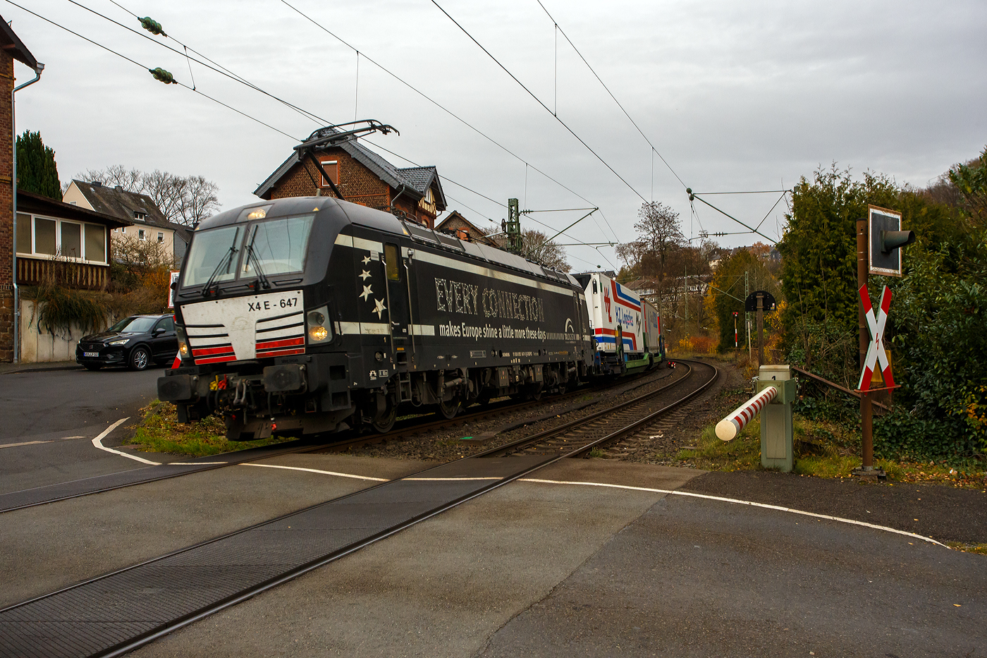 Die an die HELROM GmbH (Frankfurt/Main) vermietete Siemens Vectron MS - X4 E - 647 /193 647-5 (91 80 6193 647-5 D-DISPO) der Beacon Rail Capital Europe GmbH, München (BRCE / DISPO) fährt mit dem HELROM Trailer Zug Wien – Düsseldorf (ein besonderer KV-Zug) am 14 November 2025 durch Kirchen/Sieg, hier beim Bü km 121,192, in Richtung Köln.

Die Siemens Vectron MS - 6.4 MW wurde 2016 von Siemens in München-Allach unter der Fabriknummer 22171 gebaut. Sie hat die Zulassungen für Deutschland, Österreich und Italien, sie hat eine Höchstgeschwindigkeit von 160 km/h. Die Lok wurde an die MRCE - Mitsui Rail Capital Europe GmbH in München ausgeliefert, seit September 2023 hat die Beacon Rail Metro Finance B.V. die Mitsui Rail Capital Europe B.V. (Amsterdam) und somit auch die Mitsui Rail Capital Europe GmbH im München übernommen, so firmiert sie nun als Beacon Rail Capital Europe GmbH, München (BRCE / DISPO). Die Lok trägt noch die Werbung der TXL - TX Logistik GmbH, an die sie länger vermietet war.