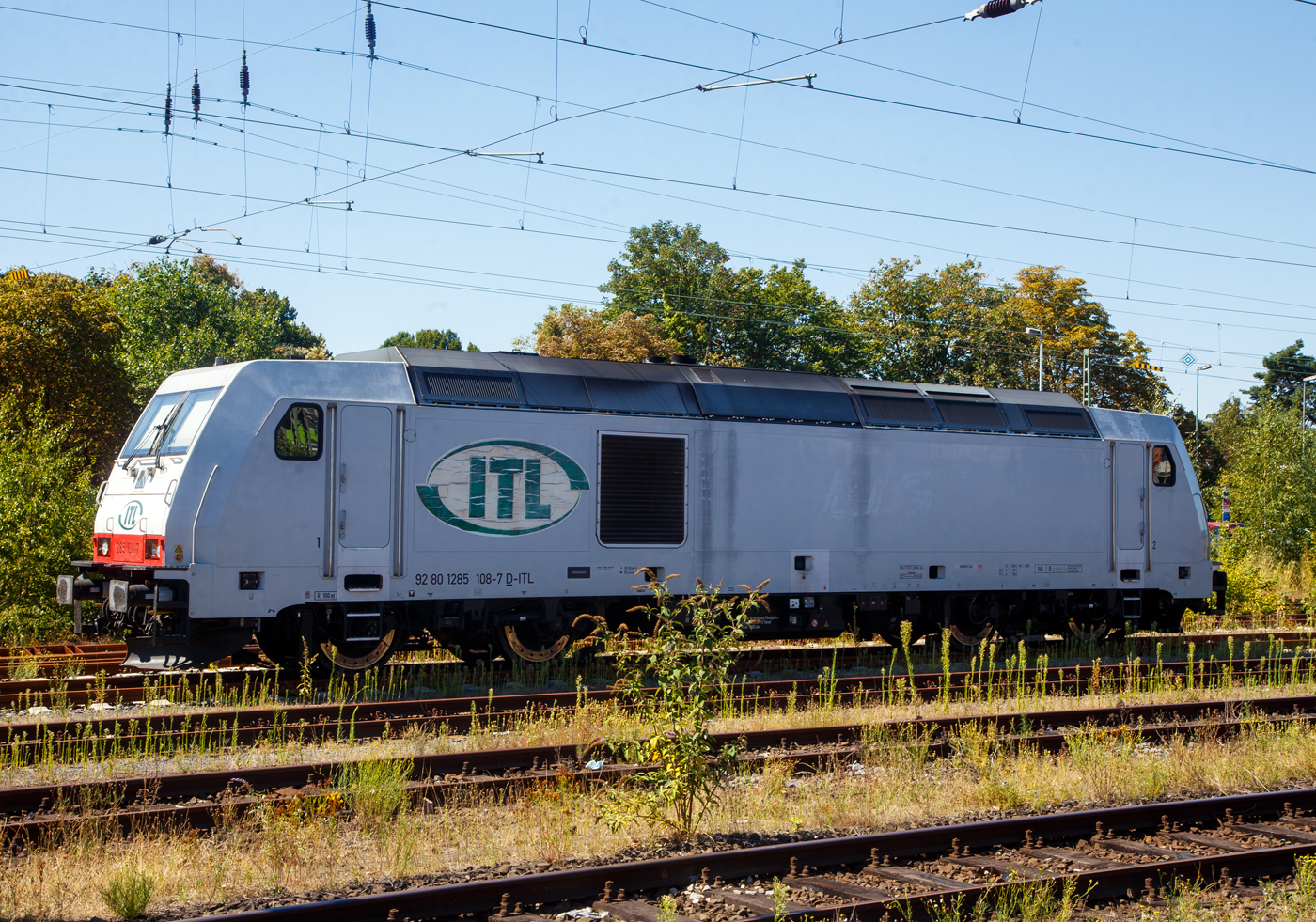 Die an die ITL Eisenbahngesellschaft mbH vermietete AKIEM 285 108-7 (92 80 1285 108-7 D-ITL) ist am12 August 2022 beim Güter-Bahnhof Siegburg/Bonn abgestellt.

Die TRAXX F140 DE wurde 2008 von der Bombardier Transportation GmbH in Kassel unter der Fabriknummer 34379 gebaut und CBRail geliefert. Ab 2013 Macquarie European Rail Ltd und 2020 hat AKIEM das Leasinggeschäft der Macquarie European Rail übernommen. Die Listen im Netz führen sie, weil AKIEM der Eigentümer ist, als 92 80 1285 108-7 D-AKIEM, aber angeschrieben ist nach meiner Sichtung „D- ITL“. Zugelassen ist diese Lok nur in Deutschland, dies liegt aber an der ausgeführten Variante (bzw. Zugsicherung).