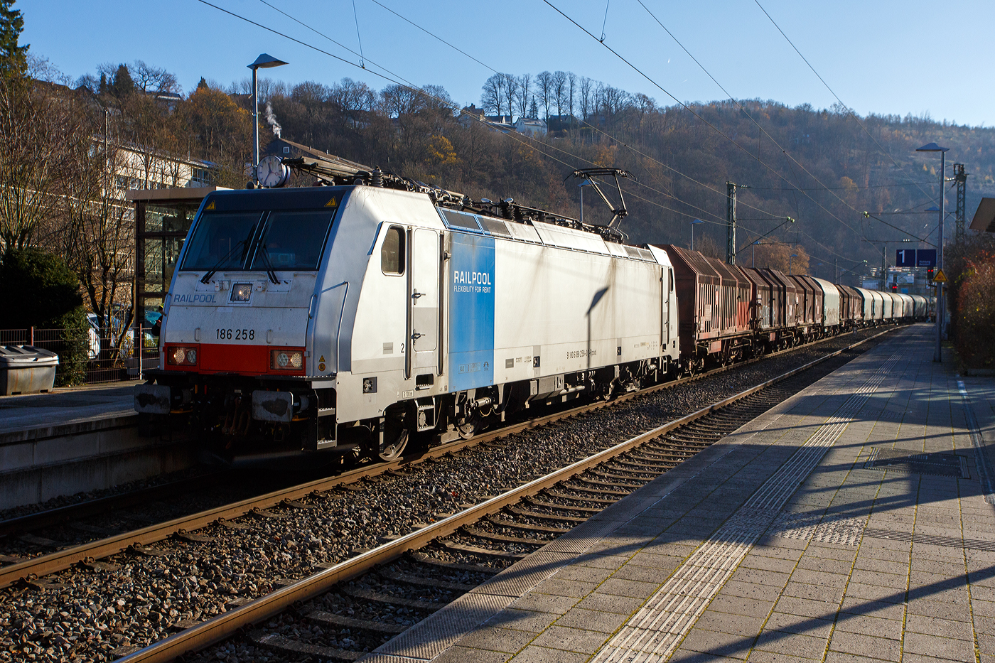 Die an die LINEAS Group NV/SA vermietete 186 258-0 (91 80 6186 258-0 D-Rpool) fährt am 21 November 2025 mit einem Coilzug durch den Bahnhof Kirchen/Sieg in Richtung Siegen.

Die Bombardier TRAXX F140 MS(2E) wurde 2017 von Bombardier in Kassel unter der Fabriknummer 35408 gebaut und an die Railpool ausgeliefert. Die Multisystemlokomotive hat die Zulassungen bzw. besitzt die Länderpakete für Deutschland, Österreich, Schweiz, Italien, Belgien und die Niederland (D/A/CH/I/B/NL).