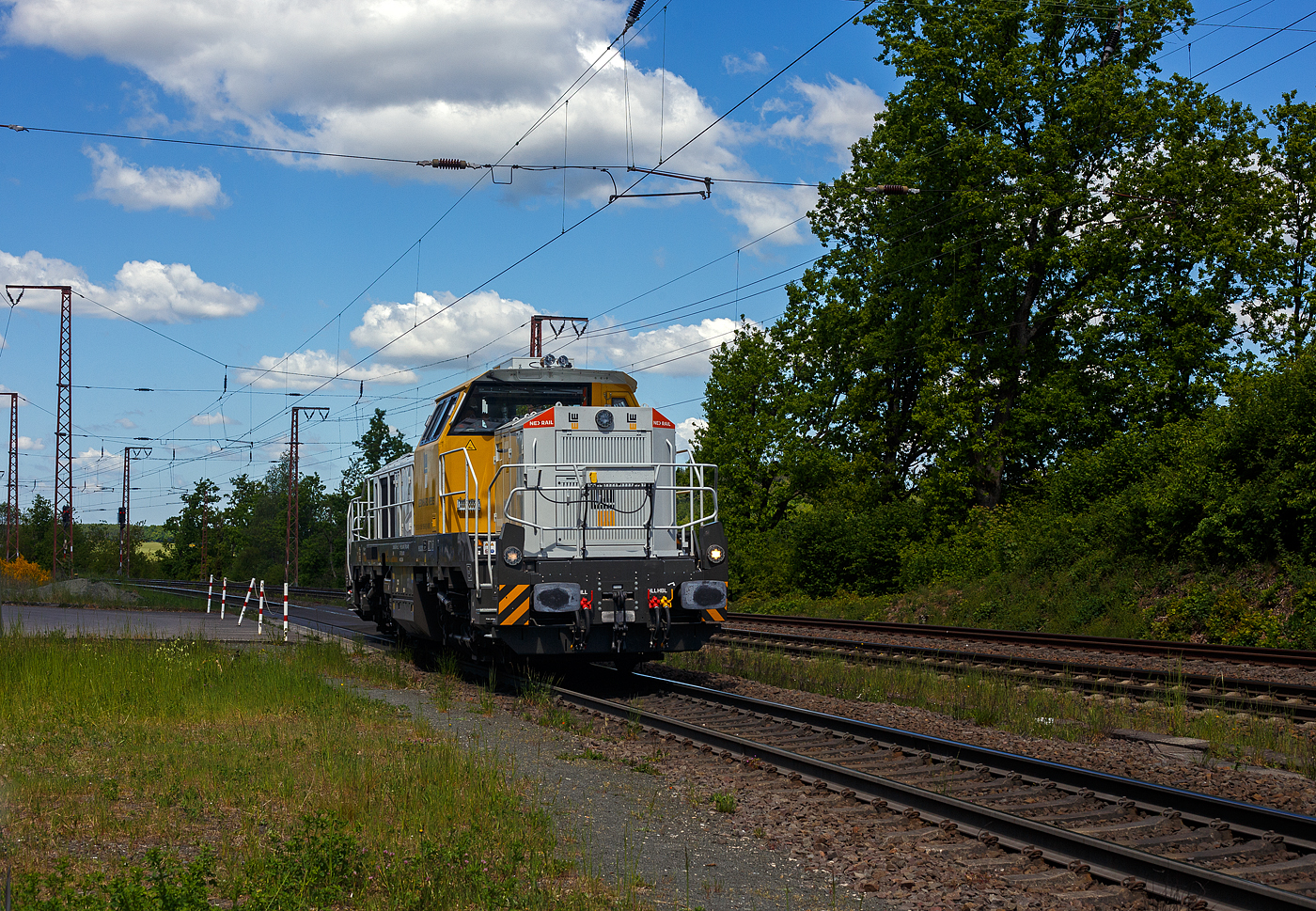 Die an die LW - Leonhard Weiss GmbH & Co. KG aus Satteldorf vermietete 4185 106-6 (92 80 4185 106-6 D-NXRL), dieselelektrische Vossloh DE 18 der luxemburgischen Vermietungs- und Leasingfirma Nexrail AssetCo Sàrl, fährt am 16 Mai 2025 als Lz (Lokzug) / Tfzf (Triebfahrzeugfahrt) durch Rudersdorf (Kr. Siegen) in Richtung Dillenburg.

Die dieselelektrische DE 18 wurde 2023 von der Vossloh Rolling Stock GmbH in Kiel unter der Fabriknummer 5502572 gebaut und am 16.01.2024 an die Nexrail geliefert.