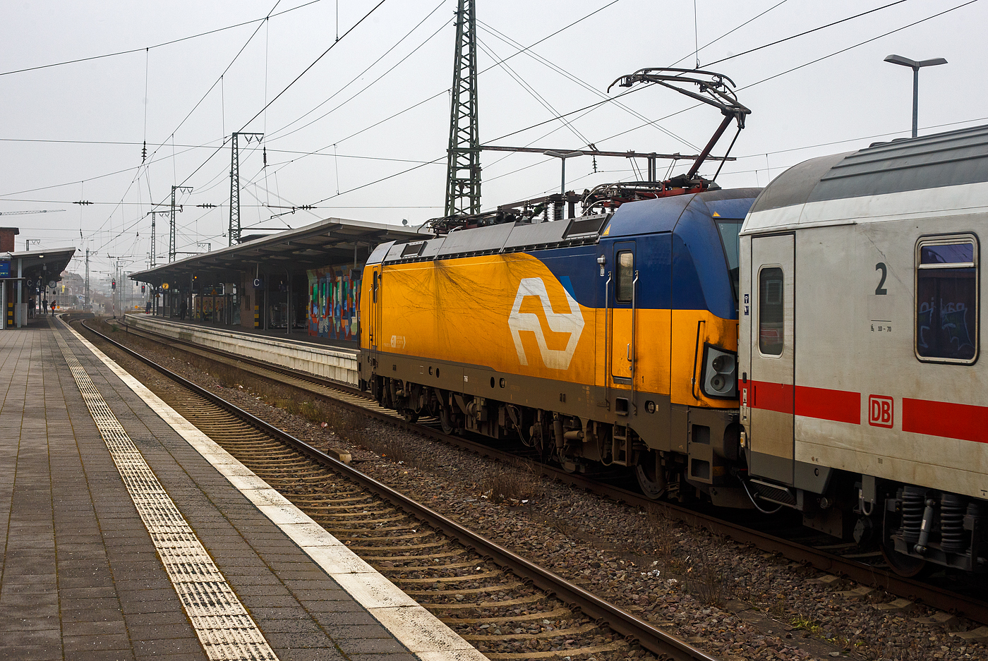 Die an die NS - Nederlandse Spoorwegen N.V. (Niederlndische Eisenbahnen AG) vermietete Siemens Vectron MS 193 766 (91 80 6193 766-3 D-ELOC) der ELL - European Locomotive Leasing (Wien) fhrt am 21 Januar 2025, mit dem IC 146 (Berlin Ostbahnhof - Berlin Hbf - Hannover Hbf - Bad Bentheim – Deventer - Amsterdam Centraal), in den Bahnhof Rheine ein. Warum der IC nicht als EC gewertet wird ist mir nicht ganz klar. 

Die Siemens Vectron MS wurde 2019 von Siemens Mobilitiy in Mnchen-Allach unter der Fabriknummer 22721 gebaut und an die ELL geliefert.