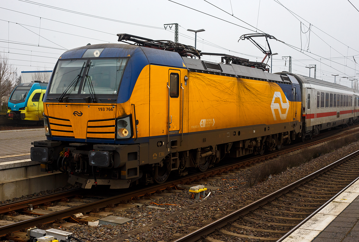 Die an die NS - Nederlandse Spoorwegen N.V. (Niederlndische Eisenbahnen AG) vermietete Siemens Vectron MS 193 766 (91 80 6193 766-3 D-ELOC) der ELL - European Locomotive Leasing (Wien) fhrt am 21 Januar 2025, mit dem IC 146 (Berlin Ostbahnhof - Berlin Hbf - Hannover Hbf - Bad Bentheim – Deventer - Amsterdam Centraal), in den Bahnhof Rheine ein. Warum der IC nicht als EC gewertet wird ist mir nicht ganz klar. 

Die Siemens Vectron MS wurde 2019 von Siemens Mobilitiy in Mnchen-Allach unter der Fabriknummer 22721 gebaut und an die ELL geliefert.