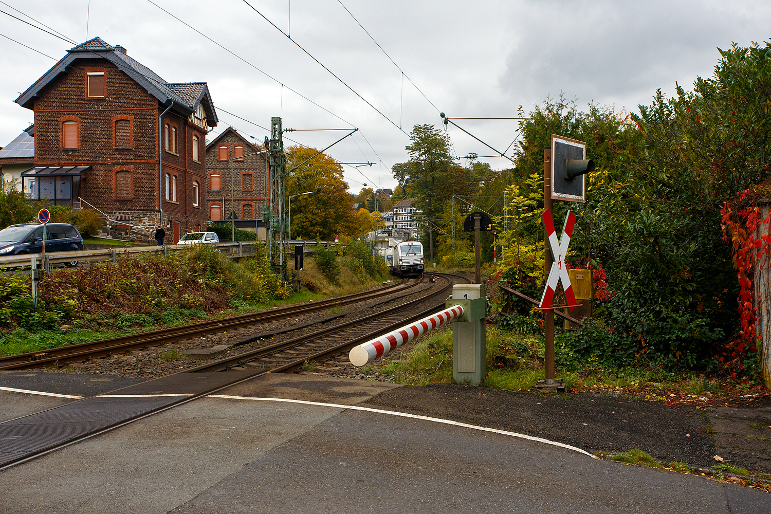 Die an die österreichische Weco Rail / Wenzel Logistics vermietete „weiße“ SIEMENS Vectron AC – 193 011-4 (91 80 6193 011-4 D-ELOC) der ELL - European Locomotive Leasing (Wien) fährt am 09 Oktober 2025 mit einem KLV-Zug durch Kirchen/Sieg in Richtung Köln.

Die Wechselstromlok (AC 15 kV 16,7 Hz und AC 25 kV 50 Hz) vom Typ SIEMENS Vectron AC wurde 2023 von Siemens Mobilitiy in München-Allach unter der Fabriknummer 23539 gebaut und Anfang 2024 an die ELL ausgeliefert. Diese Vectron Lokomotive ist als AC – Lokomotive (Wechselstrom-Variante) mit 6.400 kW Leistung und für eine Höchstgeschwindigkeit von 200 km/h konzipiert. Sie wurde in der Vectron Variante AC B14 ausgeführt und hat so die Zulassungen für Deutschland, Österreich, Ungarn, Tschechien, Slowakei, Rumänien und Bulgarien (D / A / H / CZ / SK / RO / BG). Zulassung für Tschechien (CZ) ist z.Z. noch durchgestrichen.

So besitzt die Variante AC B14 folgende Zugsicherungssysteme:
ETCS BaseLine 3, sowie für 
Deutschland (PZB90 / LZB80 (CIR-ELKE I))
Österreich (ETCS Level 1 mit Euroloop, ETCS Level 2, PZB90 / LZB80)
Ungarn (ETCS Level 1, EVM (Mirel))
Tschechien und Slowakei (LS (Mirel))
Rumänien und Bulgarien (PZB90)

