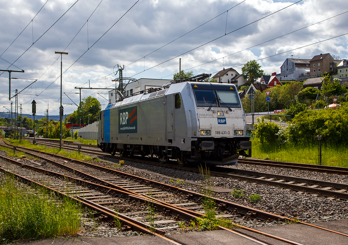 Die an die RBP - Rheinische Bahnpersonal- und Verkehrsgesellschaft mbH (Siegburg) vermietete Railpool 186 431-3  (91 80 6186 431-3 D-Rpool) fhrt am 16.05.2023 als Lz (Lokzug) bzw. auf Tfzf (Triebfahrzeugfahrt) durch Niederschelden in Richtung Siegen. Hinweis ich stehe an der Schranke vom B 343 – km 112,183 der Siegstrecke.

Die Bombardier TRAXX F140 MS(2E) wurde 2015 von Bombardier in Kassel unter der Fabriknummer 35185 gebaut und an die Railpool GmbH (Mnchen) ausgeliefert. Die Multisystemlokomotive hat die Zulassungen bzw. besitzt die Lnderpakete fr Deutschland, sterreich, und Tschechien (D/A/CZ). Ursprnglich war sie fr Polen, Slowakei, Ungarn und die Niederland (PL/SK/HU/NL) zugelassen, aber aktuell sind diese Lnderkrzel an die Lok durchgestrichen.


Der derzeitige Mieter die RBP - Rheinische Bahnpersonal- und Verkehrsgesellschaft mbH in Siegburg, ist eine junge und moderne Eisenbahnverkehrsgesellschaft, speziell fr Bahn- und Verkehrsbetriebe. 