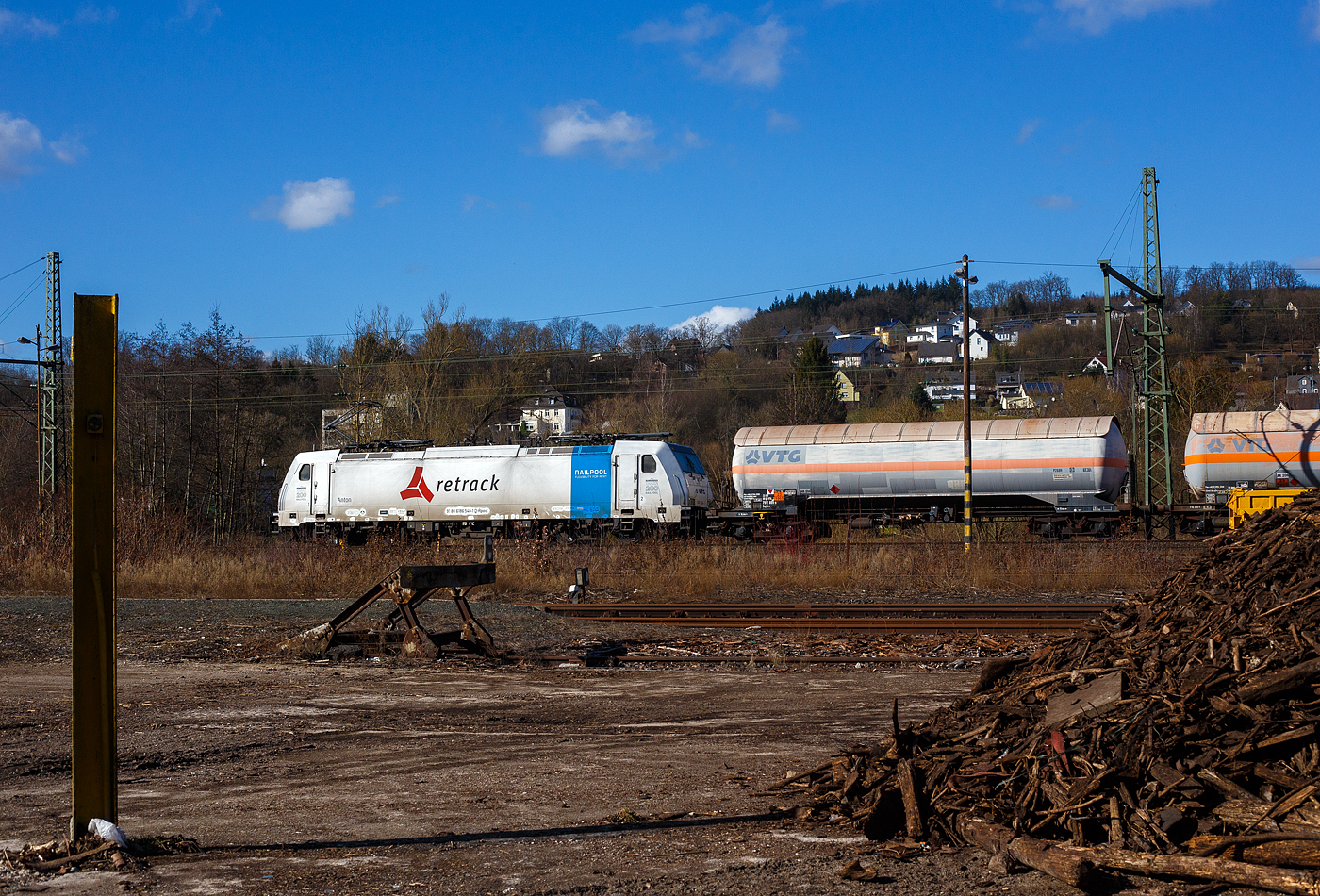 Die an die Retrack Germany GmbH (Hamburg, das VTG-eigene Eisenbahnverkehrsunternehmen) vermietete Railpool 186 540-1  Anton  (91 80 6186 540-1 D-Rpool) fährt am 23 Februar 2025 mit einem Druckgas-Kesselwagenzug, Wagen der Gattung Zagkks, laut Gefahrentafel (23/1965) beladen mit Kohlenwasserstoffgas, Gemisch, verflüssigt, durch Scheuerfeld/Sieg in Richtung Köln. Sie trägt Aufkleber „Bombardier TRAXX Nr. 200 für Railpool“. 

Die Bombardier TRAXX F140 MS(2E) wurde 2020 von Bombardier in Kassel unter der Fabriknummer 35654 gebaut und an die Railpool ausgeliefert. Sie ist damit die 200te Bombardier TRAXX-Lok für die Railpool GmbH (München). Die Multisystemlokomotive hat die Zulassungen bzw. besitzt die Länderpakete für Deutschland, Österreich, Polen, Tschechien, Slowakei, Ungarn und die Niederlande (D/A/PL/CZ/SK/HU/NL).
