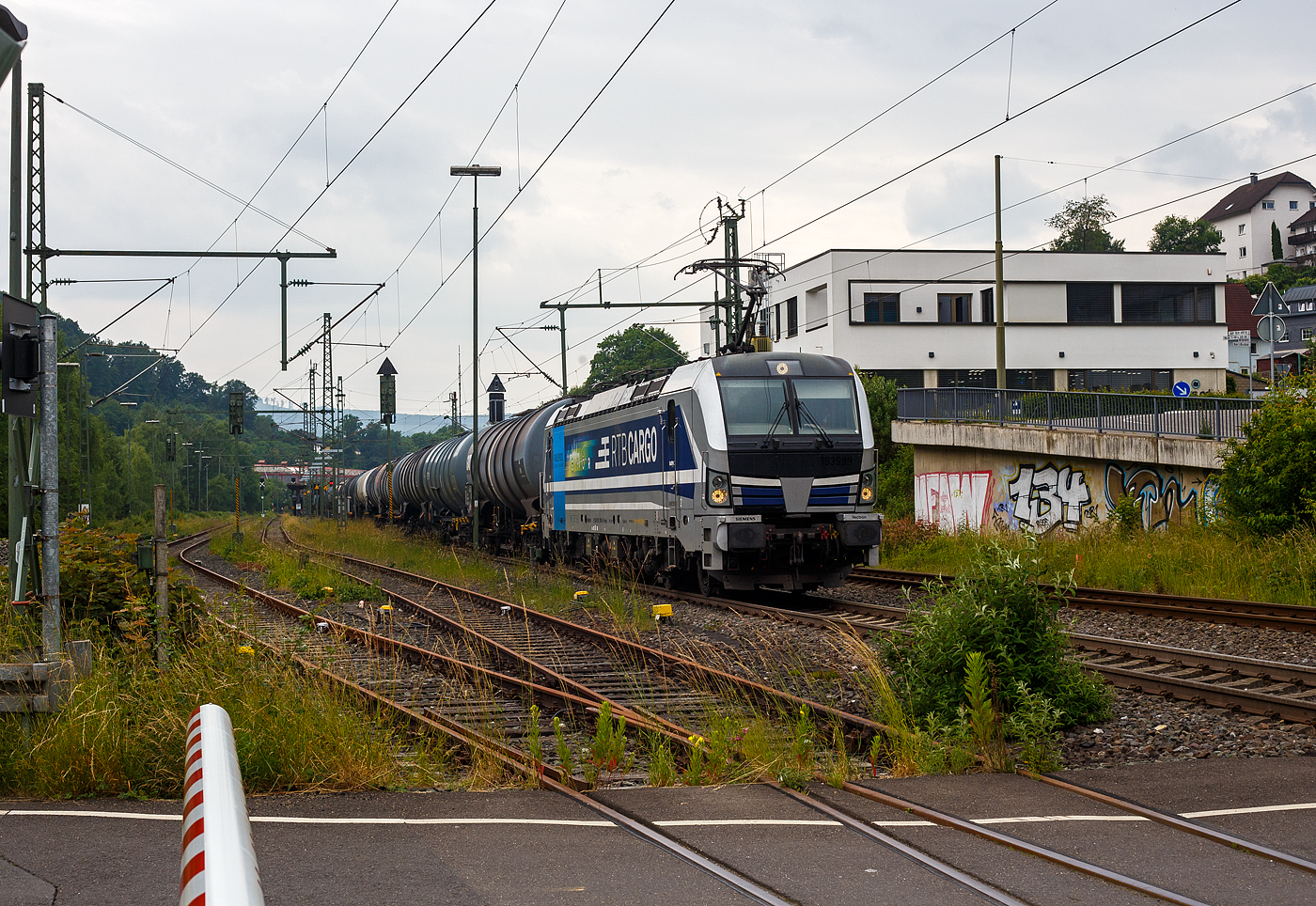 Die an die RTB Cargo - Rurtalbahn Cargo GmbH (RATH Gruppe) vermietete SIEMENS Vectron AC 193 999-0 „Győr“ (91 80 6193 999-0 D-Rpool) fährt am 10 Juni 2025 mit einem, laut Warntafel (30/1202) mit Heizöl oder Diesel beladenen, Kesselwagenzug durch Niederschelderhütte in Richtung Siegen 

Die Wechselstromlok (AC 15 kV 16,7 Hz und AC 25 kV 50 Hz) SIEMENS Vectron AC 193 999-0 wurde 2019 von Siemens Mobilitiy in München-Allach unter der Fabriknummer 22698. Sie ist als Vectron AC B16-2b ausgeführt und hat so die Zulassung für Deutschland, Österreich, Ungarn und Rumänien (D / A / H + RO). Sie hat eine Leistung von 6.400 kW (8.700 PS). 