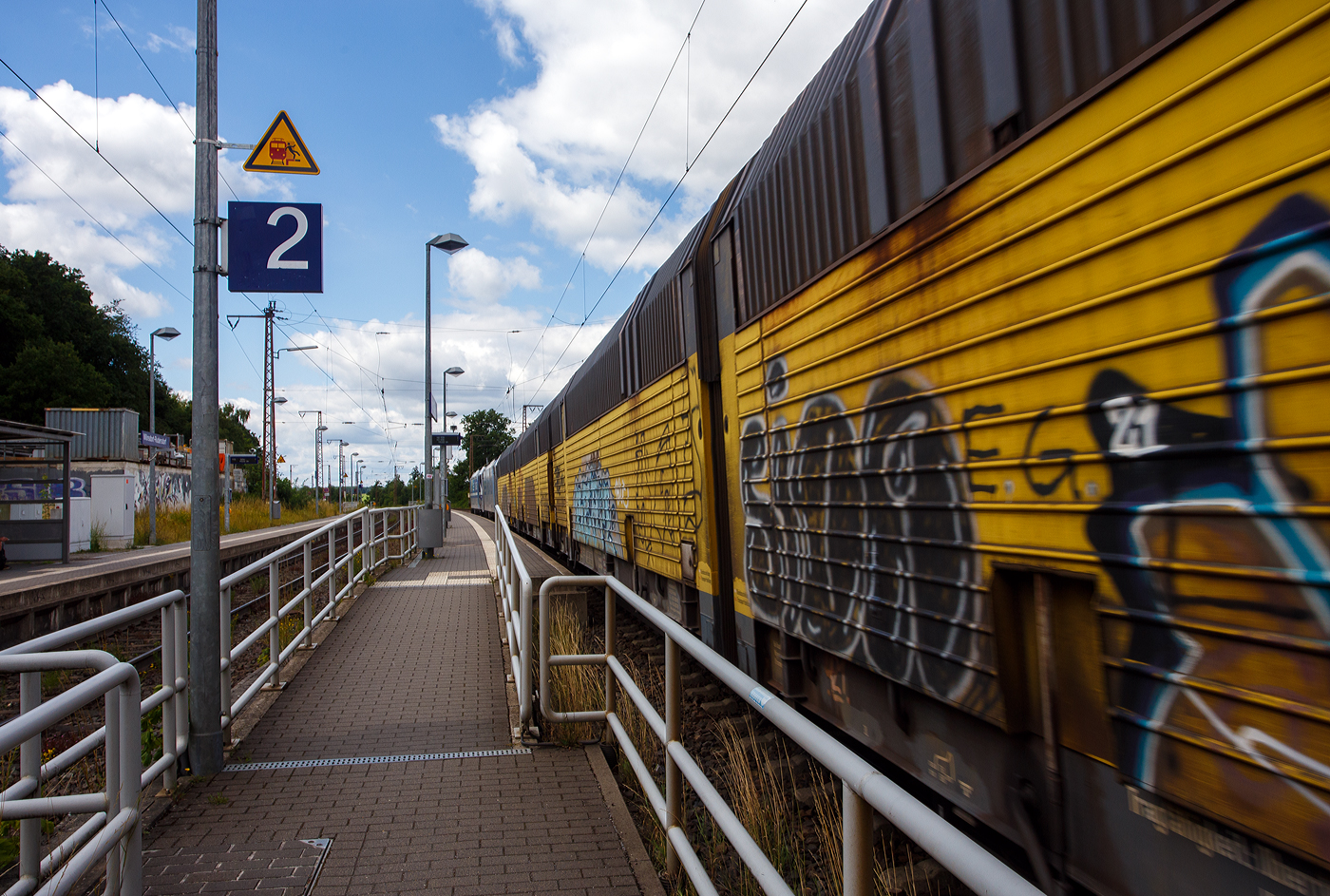 Die an die RTB Cargo (RATH Gruppe/Rurtalbahn) vermietete Railpool 186 297-8 (91 80 6186 297-8 D-Rpool), fährt am 11 Juli 2025 mit einer weiteren kalten 185 oder 186er und mit einem langen geschlossen Doppelstock- Autotransportzug der ARS Altmann AG (mit Wagen der Gattung Hccrrs), durch Rudersdorf (Kreis Siegen) in Richtung Siegen bzw. Köln.