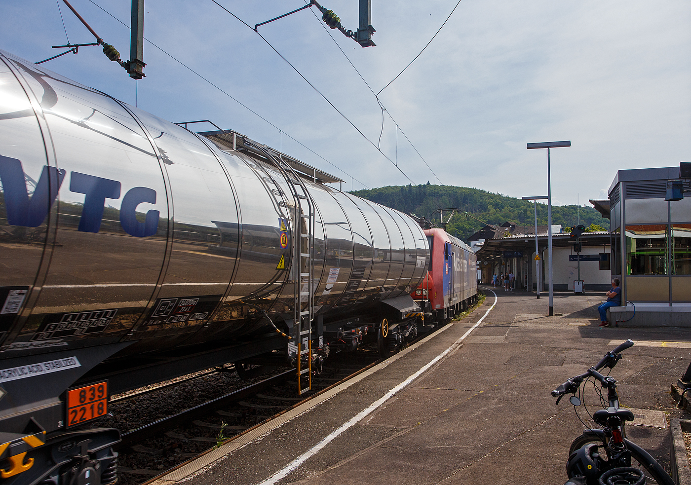 Die an die SBB Cargo International AG vermietete SBB Cargo Re 482 022-1 (91 85 4482 022-1 CH-SBBC) der SBB Cargo fährt am 18 Juni 2025 mit einem Kesselwagenzug durch Betzdorf/Sieg in Richtung Siegen. 

Die TRAXX F140 AC1 wurde 2003 Bombardier in Kassel unter der Fabriknummer 33584 gebaut. Sie hat die Zulassungen und (bei Auslieferung gültigen) Zugbeeinflussungssysteme für die Schweiz und Deutschland. Da die neuern Zugbeeinflussungssysteme für die Schweiz nicht aufgerüstet wurden, so fährt sie über 99 % auf deutschen Gleisen und ist in der Schweiz wohl kaum anzutreffen. 