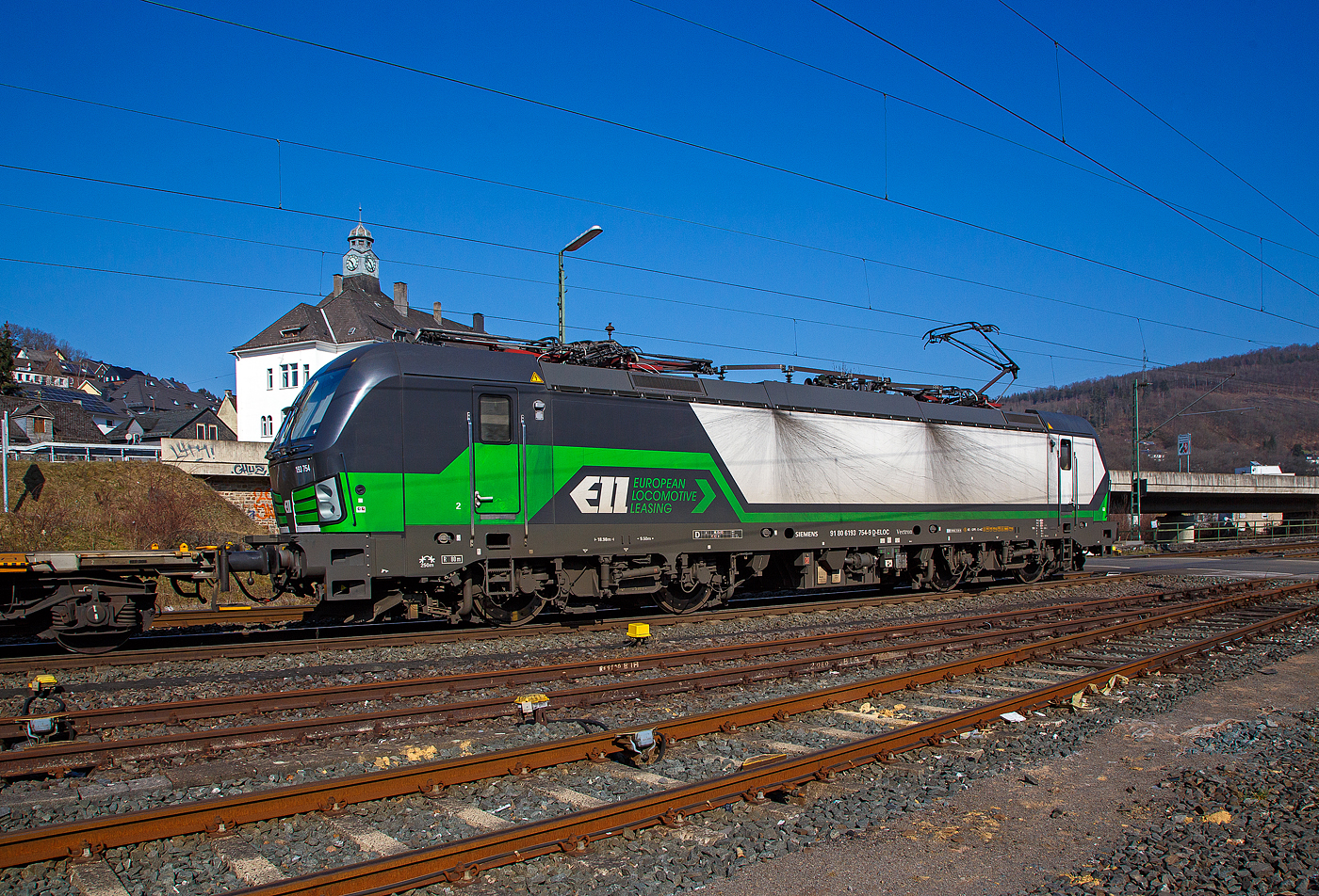 Die an die SETG - Salzburger Eisenbahn TransportLogistik vermietete Vectron MS 193 754 (91 80 6193 754-9 D-ELOC) fährt am 24.03.2021 mit einem KLV-Zug, auf der Siegstrecke durch Niederschelden in Richtung Siegen.

Die Siemens Vectron MS wurde 2019 von Siemens Mobilitiy in München-Allach unter der Fabriknummer 2 2594 gebaut. Sie hat die Zulassungen für Deutschland, Österreich, Ungarn, und die Niederlande (D, A, H, NL). Die Zulassungen für Tschechien, Slowakei, Polen und Rumänien (SK, RO, CZ, PL) sind noch durchgestrichen.