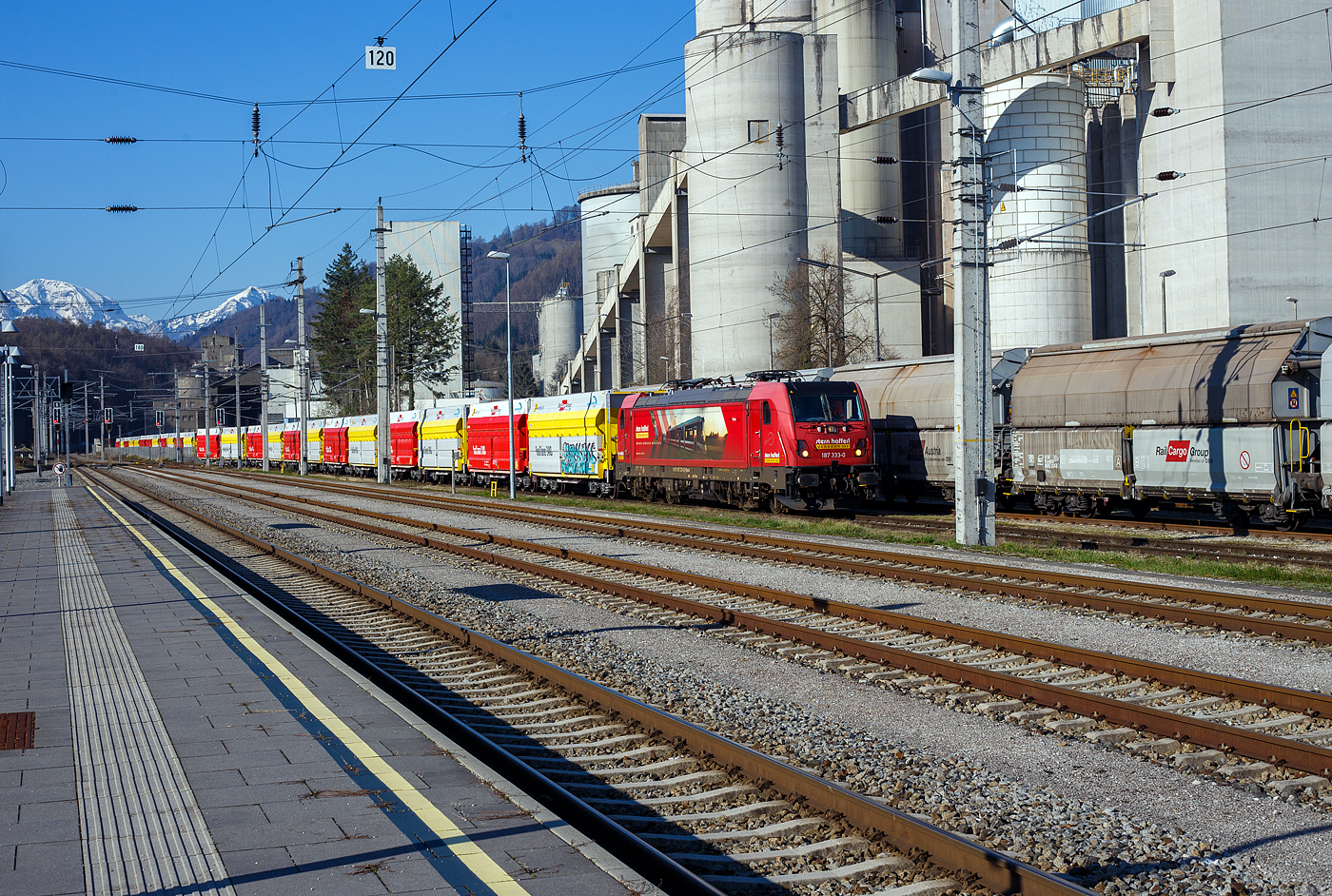 Die an die Stern & Hafferl Verkehrsgesellschaft m.b.H. (StH) vermiete 187 333-0 „Barbara“ (91 80 6187 333-0 D-Rpool, ex 91 81 1187 333-0 A-STH) der Railpool GmbH (M�nchen) kommt am 03 April 2025 im Dieselbetrieb, mit einem Kalkstein beladenen RockTainer SAND-Zug, vom Kalksteinbruch in Ebensee kommend beim Bahnhof Gmunden bzw. beim Zementwerk Hatschek der Rohrdorfer Zement GmbH in Gmunden an.

Die Bombardier TRAXX F140 AC3 LM wurde 2018 von der Bombardier Transportation GmbH in Kassel unter der Fabriknummer 35513 gebaut und an die Stern & Hafferl Verkehrsgesellschaft m.b.H. (Gmunden) geliefert. Die Lok wurde 2023 an Railpool verkauft und STH hat sie seitdem nur noch gemietet. Sie hat die Zulassungen f�r Deutschland (D) und �sterreich (A), f�r H/RO sind durchgestrichen. Fragw�rdig ist die angeschriebene UIC-Nummer …D-Rpool, da es nicht mit den Nummern �bereinstimmt.  

Der Zug bestand aus 2 x 4-achsigen Flachwagen in Sonderbauart (Doppelwagen) bzw. 8-achsig Containertragwagen, der Gattung Sggrrs 80 ft, der �sterreichischen INNOFREIGHT bzw, Rail Cargo Austria. Die achtachsigen Wageneinheiten (80ft Sggrrs IW) sind f�r den Transport von Ladegut mit Ladegestellen geeignet, hier in der Variante J - RockTainer SAND mit einer ISO-L�nge von 40‘. Mit einer maximalen Zuladung von 134,4 Tonnen pro Doppelwagen k�nnen gro�e Mengen problemlos transportiert werden. Das ist mit herk�mmlichen Containern oder auf LKWs unvorstellbar. Die Entladung erfolgt in einen Tiefbunker.

Die Rohrdorfer Unternehmensgruppe nutzt f�r die Lieferung von Kalkstein vom Steinbruch Ebensee in das Zementwerk Gmunden die neuen RockTainer SAND-Tragwagen der �sterreichischen �BB Rail Cargo Group (RCG), dem f�hrenden Bahnlogistiker in Europa. Die Spezialtransportwaggons wurden von der RCG in Zusammenarbeit mit der Rohrdorfer Unternehmensgruppe und Innofreight, ein �sterreichisches G�tertransport- und Logistikunternehmen, entwickelt, um mehr Ladung mit weniger Fahrten transportieren zu k�nnen. Seit Mai 2023 werden die 20 neuen, sogenannten InnoWaggons mit 40 RockTainer SAND-Containern auf der ca. 15 km langen Strecke Ebensee–Gmunden (Teilst�ck der „Salzkammergutbahn“ (�BB 170) Bahnstrecke Stainach-Irdning �ber Attnang-Puchheim nach Sch�rding). eingesetzt. Insgesamt werden in diesem Verkehr je Transportperiode rund 450.000 Tonnen Kalkstein bef�rdert. Das sind 36.000 Lkw-Fahrten, die jedes Jahr dank der umweltfreundlichen Schiene und des innovativen Equipments eingespart werden k�nnen.
