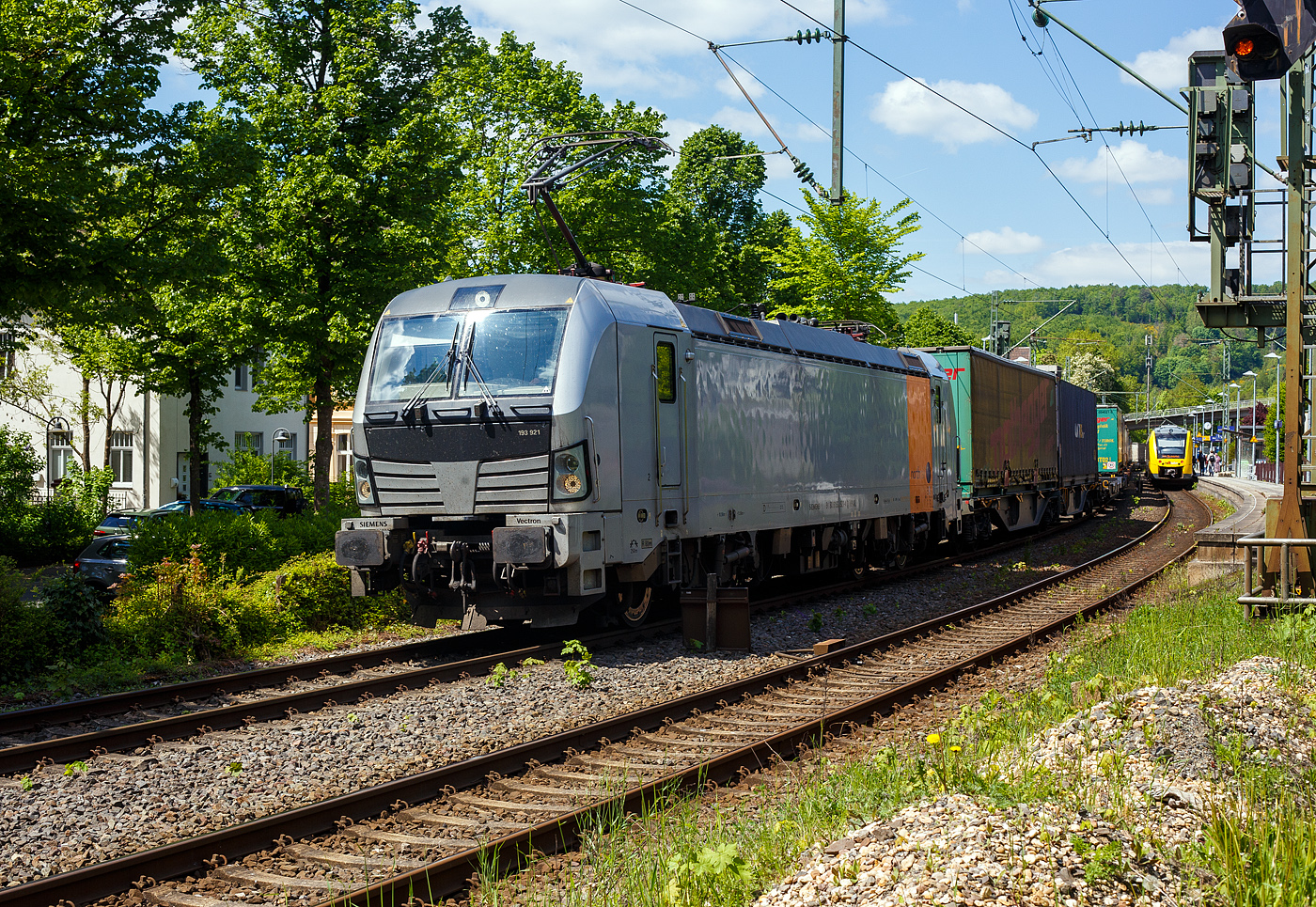 Die an die TX Logistik AG vermietete 193 921 (91 80 6193 921-4 D-NRAIL) der Northrail GmbH fährt am 06 Mai 2025 mit einem KLV-Zug (Taschenwagenzug) durch den Bahnhof Kirchen/Sieg in Richtung Köln. Rechts auf Gleis 2 hält der HLB VT 504 als RB 93  Rothaarbahn  nach Erndtebrück.

Nochmals einen lieben Gruß an den netten Lokführer zurück.

Die Siemens Vectron AC (200 km/h - 6,4 MW) wurde 2010 von Siemens in München-Allach unter der Fabriknummer 21692 gebaut. Sie war ursprünglich eine Vorführ-/Mietlok der Siemens Mobility in München, eingestellt durch die RailAdventure GmbH als 91 80 6193 921-4 D-RADVE, 2013 wurde sie an die Paribus Rail Portfolio III GmbH & Co. KG die auch heute Eigentümer ist bzw. sie für die Northrail GmbH finanziert hat. Sie hat die Zulassungen für Deutschland und Österreich.
