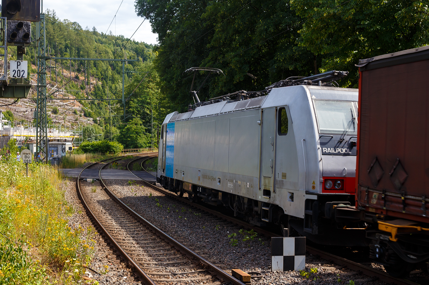 Die an die TXL - TX Logistik AG (Troisdorf) vermietete Railpool 186 284-6 (91 80 6186 284-6 D-Rpool), fährt am 05 Juli 2025 mit einem Magetra-KLV-Zug durch Kirchen an der Sieg in Richtung Köln 

Die Bombardier TRAXX F140 MS wurde 2009 von Bombardier in Kassel unter der Fabriknummer 34756 gebaut und war ursprünglich für die CBRail als E 186 915 vorgesehen, wurde aber im Juli 2010 als 186 284-6 an die Railpool, mit den Zulassungen/Länderpaketen für Deutschland, Österreich und Italien (D/A/I), geliefert. Von 2010 bis 2017 fuhr sie für die Lokomotion Gesellschaft für Schienentraktion mbH (München) und war in Italien als 91 80 6186 284-6 IT-RTC eingestellt.