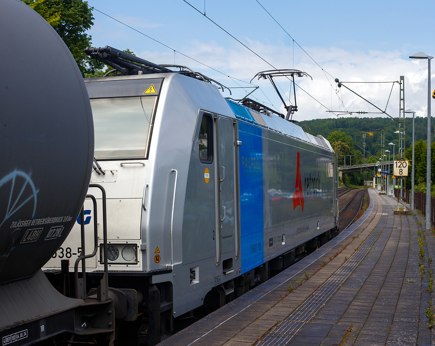 Die an die VTG-Tochter Retrack Germany GmbH (Hamburg) vermietete Railpool 186 538-5  Mikkel  (91 80 6186 538-5 D-Rpool) fährt am 22 Mai 2025 mit einem Kesselwagenzug durch Kirchen an der Sieg in Richtung Siegen. Laut Gefahrgut-Warntafel ist das Ladegut ist Ethanol (Ethylalkohol) umgangssprachlich auch Alkohol/Spiritus genannt. 

Die Bombardier TRAXX F140 MS(2E) wurde 2020 von Bombardier in Kassel unter der Fabriknummer 35653 gebaut und an die Railpool ausgeliefert. Die Multisystemlokomotive hat die Zulassungen bzw. besitzt die Länderpakete für Deutschland, Österreich, Polen, Tschechien, Slowakei, Ungarn und die Niederlande (D/A/PL/CZ/SK/H/NL).
