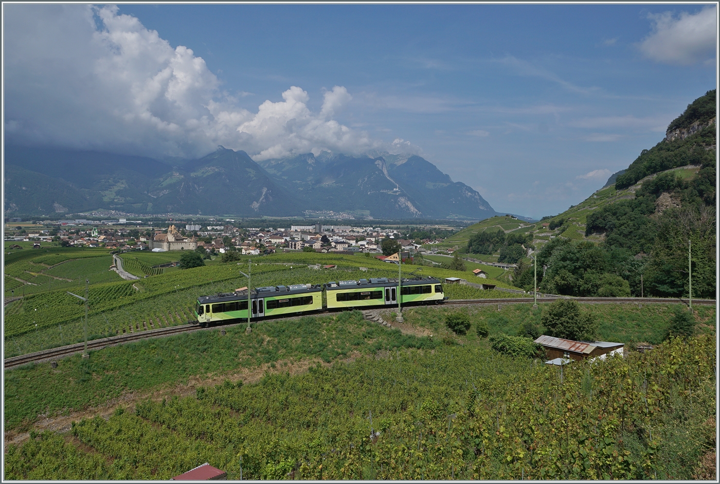 Die ASD besetzt zwei der drei Umläufe mit den neuen ABe 4/8, während der dritte von einem TPC AOMC/ASD Beh 4/8 übernommen wird. Das Bild zeigt den TPC AOMC/ASD Beh 4/8 592 in den Rebbergen oberhalb von Aigle auf der Fahrt von Les Diablerets nach Aigle.  

3. Aug. 2024