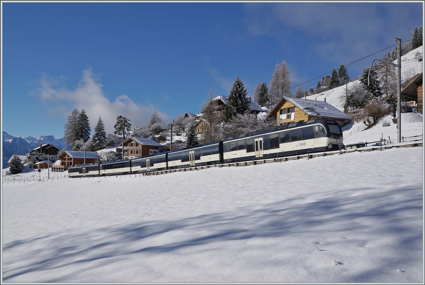 Die beiden MOB ABe 4/4 9304 und Be 4/4 9204 sind bei Les Avants in einer wunderschön verschneiten Winterlandschaft mit dem Regionalzug PE 2215auf dem Weg von Zweisimmen nach Montreux.

3. Jan. 2025