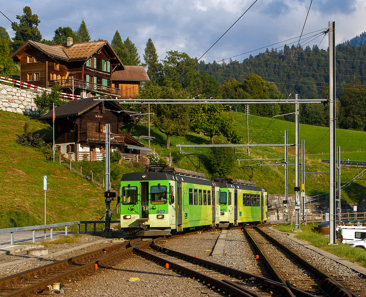 Die beiden Triebwagen tpc ASD BDe 4/4 402 gekuppelt mit ASD BDe 4/4 401 erreichen, als Regionalzug R 24 von Aigle nach Les Diablerets, am 08.09.2023 den Bahnhof Le Sépey.

Die elektrischen Personen-Triebwagen mit Gepäckabteil wurde 1987 von Vevey ACMV (Ateliers de constructions mécaniques de Vevey) in Vevey gebaut, die elektrische Ausrüstung ist von der BBC (Brown, Boveri & Cie.). Es sind sogenannter ACMV Westschweizer Meterspurtriebwagen der zweiten Generation. 

Wenn nicht wie hier in Doppeltraktion verkehren, sind sie auch mit den 1984 von der BLT Baselland Transport gebraucht (Baujahr 1966 von SWP/BBC) gekauften ehemalige BTB - Birsigthalbahn-Gesellschaft Steuerwagen und Personenwagen unterwegs. Es sind dies: 
- Salonwagen Ars 421, ex ASD Personenwagen B 421, ex BTB B 62, 1993 umgebaut zum Salonwagen.
- Steuerwagen Bt 431/432, ex BLT/BTB Bt 26/21 
- Salonsteuerwagen Arst 433, ex ASD Steuerwagen Bt 433, ex BLT/BTB Bt 27, 1995 umgebaut zum Salonsteuerwagen.
- Steuerwagen Bt 434, ex AOMC Bt 131, ex BLT/BTB Bt 25, 2000 von der AOMC übernommen und angepasst.

Die ehemaligen BTB Wagen haben BSI-Kompaktkupplungen, so wurden auch die ACMV Triebwagen mit der Kupplung bestellt. Ab September 1985 wurden die Wagen bei ACMV in Vevey für den Betrieb mit den für 1987 bestellten Triebwagen BDe 4/4 401 bis 404 angepasst.
