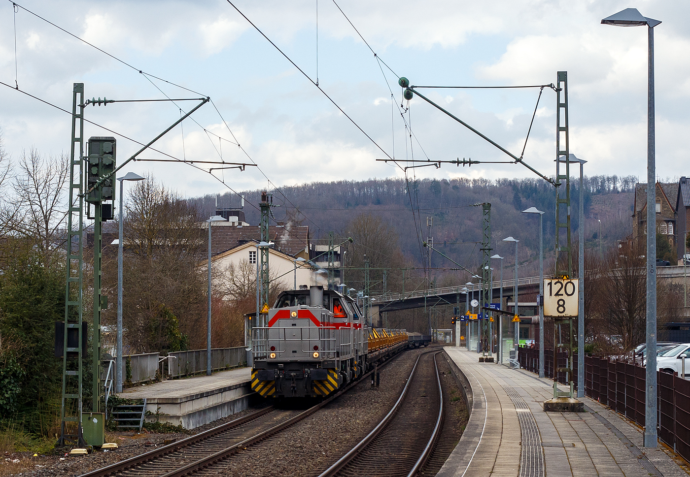 Die beiden Vossloh G 1000 BB der KAF Falkenhahn Bau AG fahren in Doppeltraktion am 14 März 2025 mit einem Bauzug/Schotterzug, bestehend aus KAF Kippwagen MK 45 DH „LW-Kipper“ der Gattung Rlps und am Zugende Flachwagen der Gattung Gattung Slmns1, durch den Bahnhof Kirchen/Sieg in Richtung Köln. Vorne die 271 022-6 „Charlotte“ (92 80 1271 022-6 D-KAF), ex MRCE bzw. ex HGK DH 49 und dahinter die 271 006-9 „Julius“ (92 80 1271 006-9 D-KAF)

Nochmals einen lieben Gruß an das nette Lokpersonal zurück. 

Die 271 022-6 „Charlotte“ wurde 2005 von Vossloh in Kiel unter der Fabriknummer 5001568 gebaut. Zum 01.01.2021 wurde sie an die KAF Falkenhahn Bau AG verkauft.

Die 271 006-9 „Julius“ wurde 2016 von Vossloh in Kiel unter der Fabriknummer 5602198 gebaut und an die Vossloh Locomotives GmbH als 92 80 1271 006-9 D-VL geliefert und war bis 2020 als Mietlok unterwegs. Im Jahr 2020 wurde sie dann an die KAF verkauft.