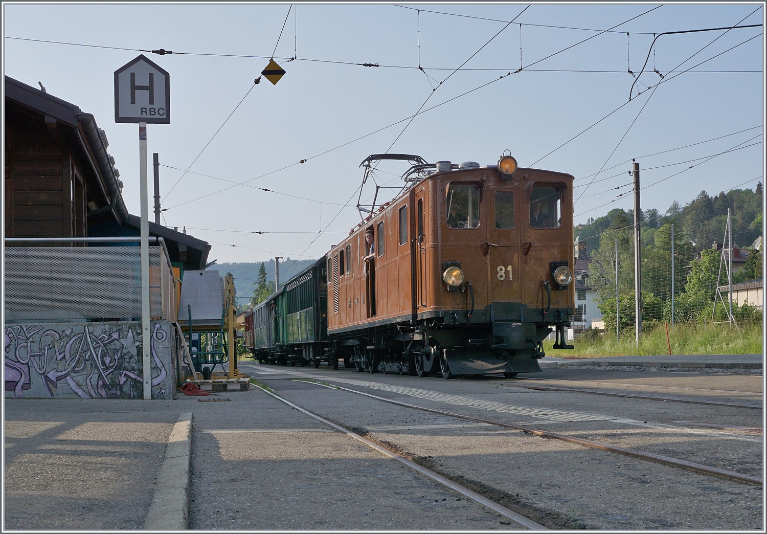 Die Bernina Bahn Ge 4/4 81 ist mit dem Riviera Belle Epoque von Vevey in Blonay angekommen. Diese Rckleistung am frhen Abend zieht verstndlicherweise kaum Reisende an, zudem ist Blonay Endstation, nach Chaulin geht es als Leerfahrt.

29. Mai 2023