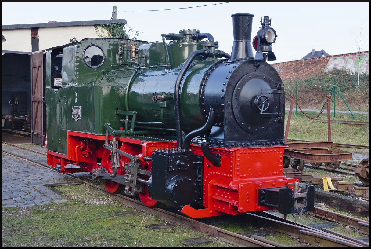 Die bestens gepflegte MFLL Lok 3, stand trotz tristem Wetter vor dem Lokschuppen und konnte am 29.12.2023 zu den Glühweinfahrten genauer betrachtet werden.<br>
---<br>
Gebaut wurde die Lok 1928 von Hanomag als Typ GMH und wurde im gleichen Jahr an die Georgsmarienhütte mit einer Spurweite von 830 mm geliefert. Im Jahr 1993 nach zahlreichen Zwischenstationen kam sie dann zur Museumsfeldbahn Leipzig-Lindenau e.V. und wurde auf die Spurweite von 800 mm umgespurt. Heute ist sie ein rollfähiges Ausstellungsstück.