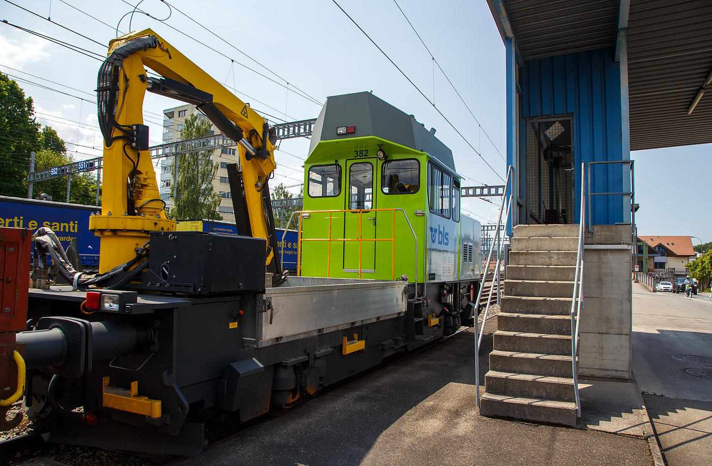 Die BLS „Ameise Lena Alina“ bzw. der Bautraktor Tm 234 382-0 (Tm 98 85 5234 382-0  CH-BLSN) der BLS Netz AG ist am 28.05. 2023 beim Bahnhof Spiez abgestellt.

Der Tm 234 «Ameise» ist ein zweiachsiger Bautraktor der Schweizerischen Bundesbahnen (SBB) und einiger Privatbahnen, wie hier der BLS. Er wurde ab 1997 vom Konsortium Stadler Rail / Bombardier Transportation / Winpro / ADtranz hergestellt. Die letzte Serie wurde von der Stadler Winterthur AG (ehemals Winpro AG) gebaut und 2007 ausgeliefert. Insgesamt wurden ein Prototyp und 132 Serienfahrzeuge gebaut. 

Technik:
Der Hauptmotor ein 12-Zylinder-MTU-Dieselmotor entwickelt eine Leistung von 550 kW, welche er über ein Hydrostatiksystem auf vier Fahrmotoren abgibt. Für die Arbeiten an den Bahnanlagen besitzen die BLS Fahrzeuge einen Palfinger PK 9501Ladekran (bei Tm 234 384 einen Kran mit Korb PKR 090). SBB Fahrzeuge haben meist einen Palfinger PK 9001).

Die maximale Anfahrzugkraft liegt bei 81 kN. Der Traktor kann über eine Funkfernbedienung rangiert werden ( Arbeitsbetrieb ). Es gibt drei verschiedene Betriebsarten: Streckenbetrieb (Höchstgeschwindigkeit 80 km/h); Arbeitsbetrieb (ca. 27 km/h); Kranbetrieb (ca. 5 km/h). Die maximale Zuladung von Material auf der Ladebrücke beträgt 7 Tonnen. Zur Unterstützung und Beleuchtung ist eine Notstromgruppe mit einer Leistung von 15 kW montiert. 

Sämtliche Traktoren sind mit einem Schraubenkompressor mit einer Fördermenge von 800 l/min bei einem maximalen Druck von 10 bar ausgerüstet. 

Weitere Technische Merkmale:
Diesel-Russpartikelfilter Mobiclean S Typ FS 9/400, sowie Katalysator SCR-System zu Mobiclean (Abgasreinigungsanlage zur Reduktion von Stickoxide) aus Platzgründen im Dachaufbau untergebracht.
Kranbedienung und Fahrzeugverschiebung mittels Kran-Funkfernsteuerung
Fahrzeug ist mit 2 Führerpulten ausgerüstet und kann somit auch für Rangierfahrten verwendet werden
Der stufenlos arbeitende Hydrostatik-Antrieb verfügt über sehr gute Langsamfahreigenschaften und bietet volle Zugkraft ab v > 1 km/h, andererseits erlaubt er Geschwindigkeiten bis 80 km/h

TECHNISCHE DATEN:
Spurweite: 1.435 mm
Anzahl der Achsen: 2  (Einzelantrieb alle vier Räder)
Achsabstand: 6.000 mm
Raddurchmesser:  800 mm (neu) / 730 mm (abgenutzt)
Länge über Puffer : 11.220 mm
max. Breite: 2.830 mm
max. Höhe:  4.511 mm
Kleinster befahrbarer Gleisbogen: 80 m
Dienstgewicht:  30 t
Zuladung: 7 t
Dieselmotorleistung: ca. 550 kW (bei 2100 U/min.)
Höchstgeschwindigkeit: 80 km/h (Streckenfahrt) / 100 km/h (geschleppt)
Klotzbremseinheiten: 4 Stück  (3 davon mit integrierten Federspeichern)
Kolbenkompressor:  670 l/min bei 10 bar (effektives Schöpfvolumen)
Hauptluftbehälter: 800 l
nutzbarer Inhalt Treibstofftank: 650 l
