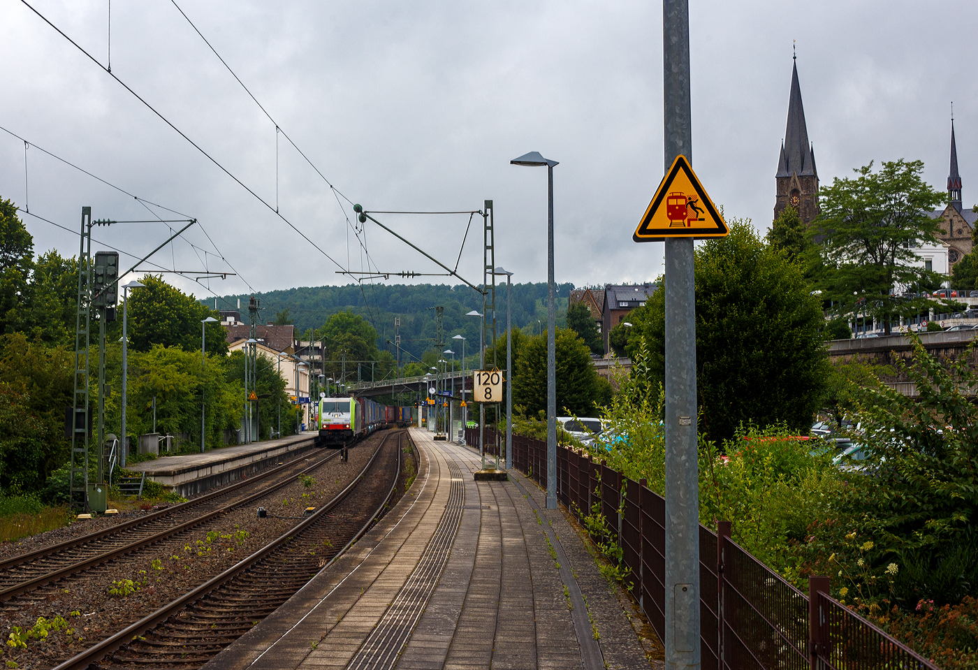 Die BLS Cargo 502, Re 486 502-8/E 486 502 SF  The Alpinists in Europa  (91 85 4486 502-8CH-BLSC) fährt am 07 Juli 2025 mit einem HUPAC KLV-Zug durch Kirchen (Sieg) in Richtung Köln.

Nochmals einen lieben Gruß an den netten Lokführer zurück.
