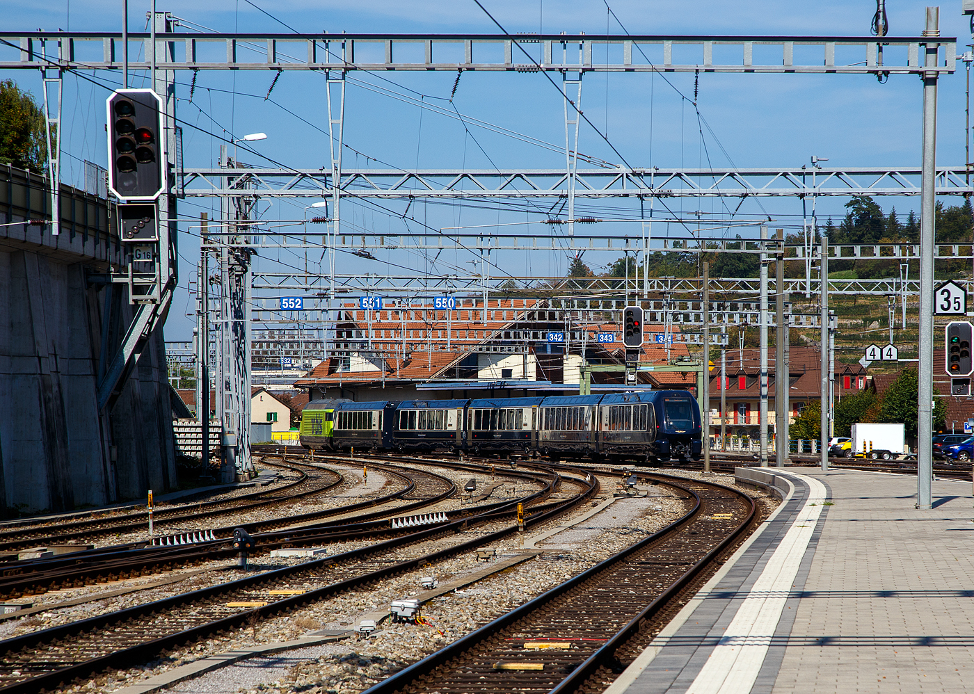 Die BLS Re 465 012 (91 85 4 465 012-3 CH-BLS) verlsst am 11 September 2023, mit dem GoldenPass Express (GPX) von Interlaken Ost via Zweisimmen nach Montreux, den Bahnhof Spiez.

Noch sind es hier, mit dem Interfacewagen (Bsi) direkt hinter der BLS Re 465 012, fnf Wagen. Fr 2023/24 sind im MOB GoldenPass Express (GPX) noch ein 2. Klasse Niederflurwagen (BsNF 271 – 274) eingeplant, die wohl noch nicht geliefert wurden.
