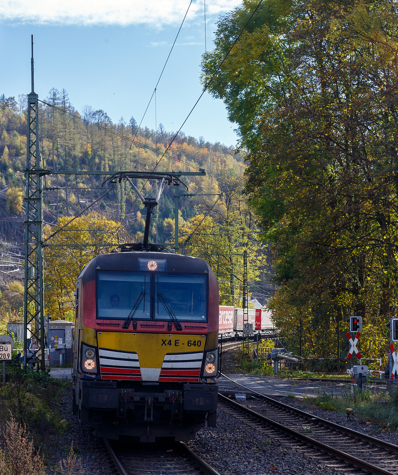 Die bunte und schöne an die TX Logistik AG vermietete Siemens Vectron MS X 4 E – 640 / 193 640-0 “Connected by Rail” (91 80 6193 640-0 D-DISPO) der MRCE Dispolok GmbH (München) fährt am 28.03.2023, mit einem KLV-Zug, durch Scheuerfeld (Sieg) Richtung Köln.

Die Siemens Vectron MS - 6.4 MW wurde 2016 von Siemens in München-Allach unter der Fabriknummer 22164 gebaut. Sie ist in der Variante A09 ausgeführt und hat so die Zulassungen für Deutschland, Österreich und Italien (D / A / I), daher trägt sie auch die Werbung München, Kufstein, Verona (Connected by Rail). Sie hat eine Höchstgeschwindigkeit von 160 km/h.

Die Lok wurde an die MRCE - Mitsui Rail Capital Europe GmbH in München ausgeliefert, seit September 2023 hat die Beacon Rail Metro Finance B.V. die Mitsui Rail Capital Europe B.V. (Amsterdam) und somit auch die Mitsui Rail Capital Europe GmbH im München übernommen, so firmiert sie nun als Beacon Rail Capital Europe GmbH, München (BRCE / DISPO).