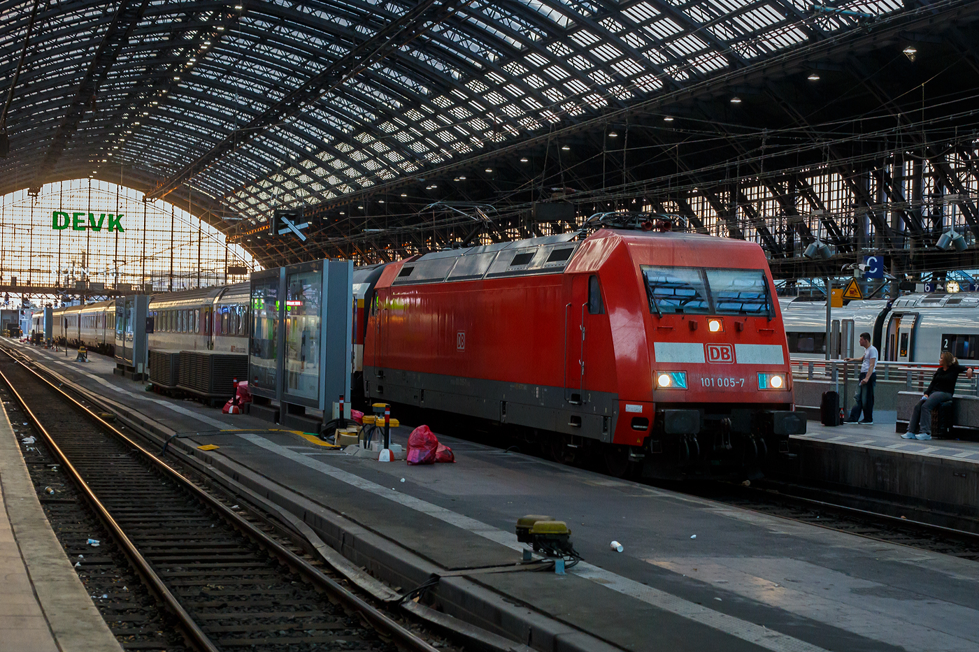 Die DB 101 005-7 (91 80 6101 005-7 D-DB) der DB Fernverkehr AG, fährt am 01 Juli 2025, mit dem EC 6 (Interlaken Ost - Bern - Basel SBB – Mannheim - Köln Hbf - Dortmund Hbf), mit über 2 Stunden Verspätung in den Hauptbahnhof Köln ein. Hinter der DB 101er sind SBB EuroCity-Wagen. Die EuroCity-Wagen (Apm EC und Bpm EC) der SBB sind zwar nach ähnlichen Prinzipien aufgebaut worden, werden aber in der Schweiz nicht als Einheitswagen bezeichnet. 

Die Lok wurde 1996 von ADtranz (ABB Daimler-Benz Transportation GmbH) in Kassel unter der Fabriknummer 33115 gebaut.