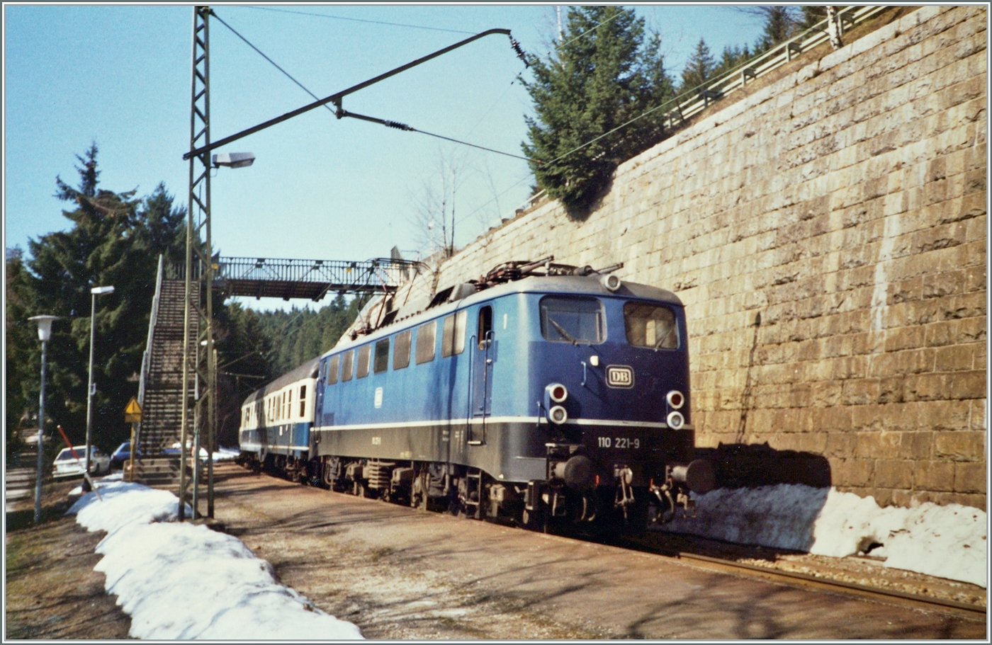 Die DB 110 221-9 erreicht mit ihrem FD 703 von Münter (Westfallen) kommend den Zielbahnhof Seebrugg. 

Analogbild vom April 1988