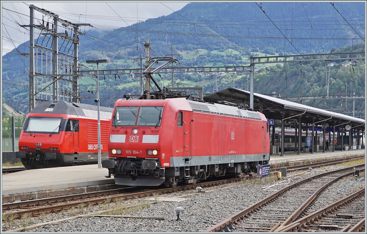 Die DB 185 104-7 verlässt als Lokzug den Bahnhof von Brig. 

12. Sept. 2024