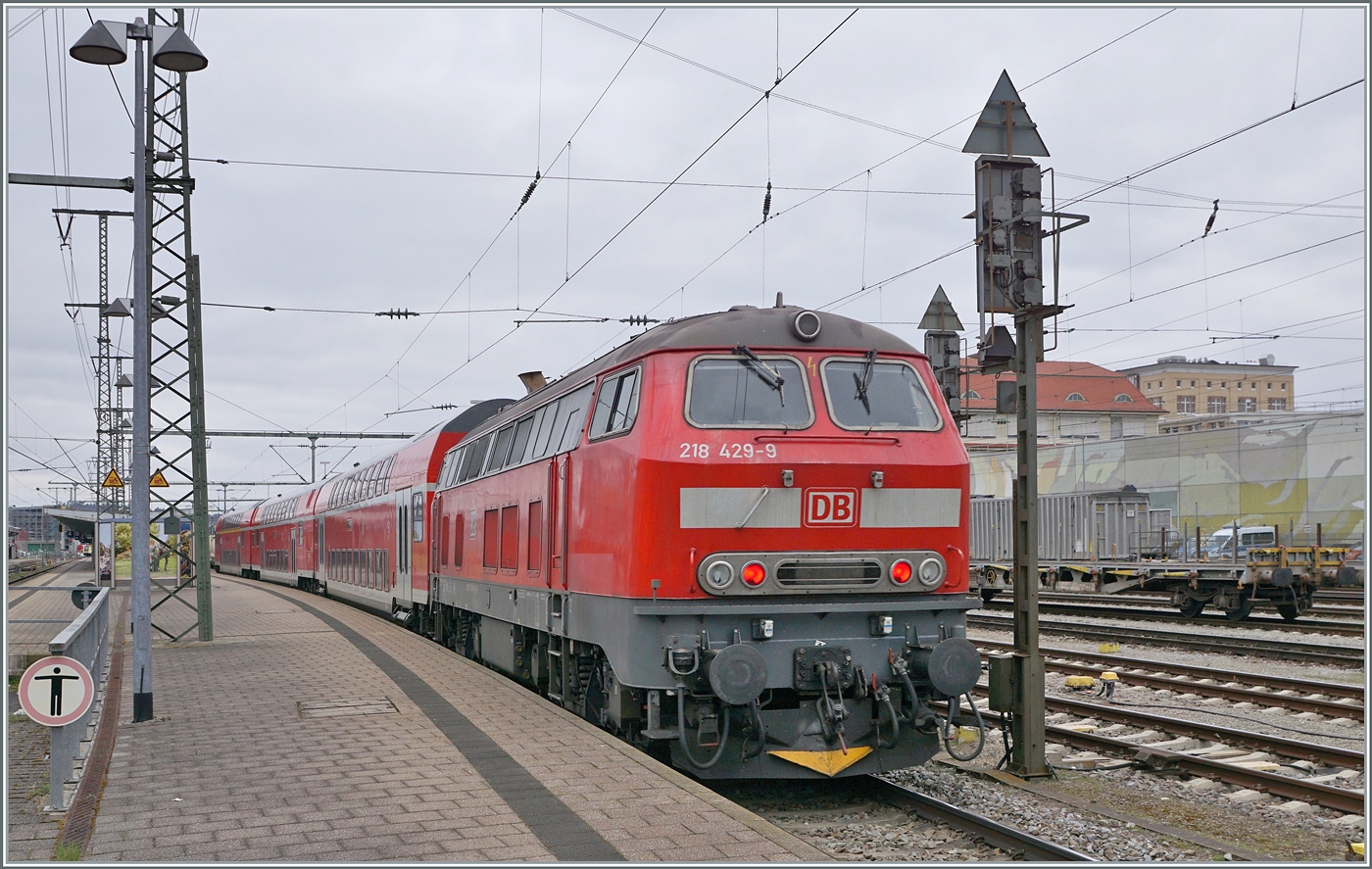 Die DB 218 429-9 bei dar Ankunft in Singen (Htw) mit ihrem RE 3 3057 von Basel Bad Bf nach Friedrichshafen-Hafen. In der Regel werden auf dieser Relation DB 245 eingesetzt, so dass die schöne DB 218 eine erfreuliche Abwechslung bietet, besonderes, da die formschöne Lok früher überall anzutreffen, heute doch schon recht selten zu erleben ist.

15. März 2025