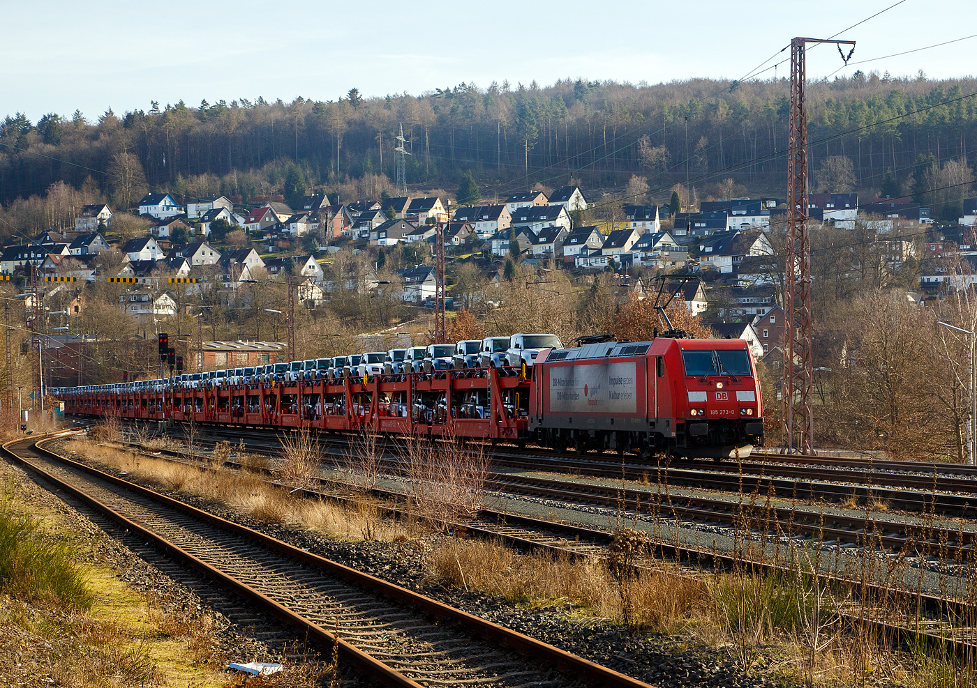 Die  DB Cargo 185 273-0 (91 80 6185 273-0 D-DB), mit Werbung „Impulsgeber, DB-Mitarbeiter für DB-Mitarbeiter“, fährt am  22 Februar 2021 mit einem Autotransportzug durch durch Siegen (Kaan-Marienborn) in Richtung Norden.

Die TRAXX F140 AC2 wurde 2006 bei Bombardier in Kassel unter der Fabriknummer 34130 gebaut. Sie hat die Zulassungen für Deutschland und Österreich. 