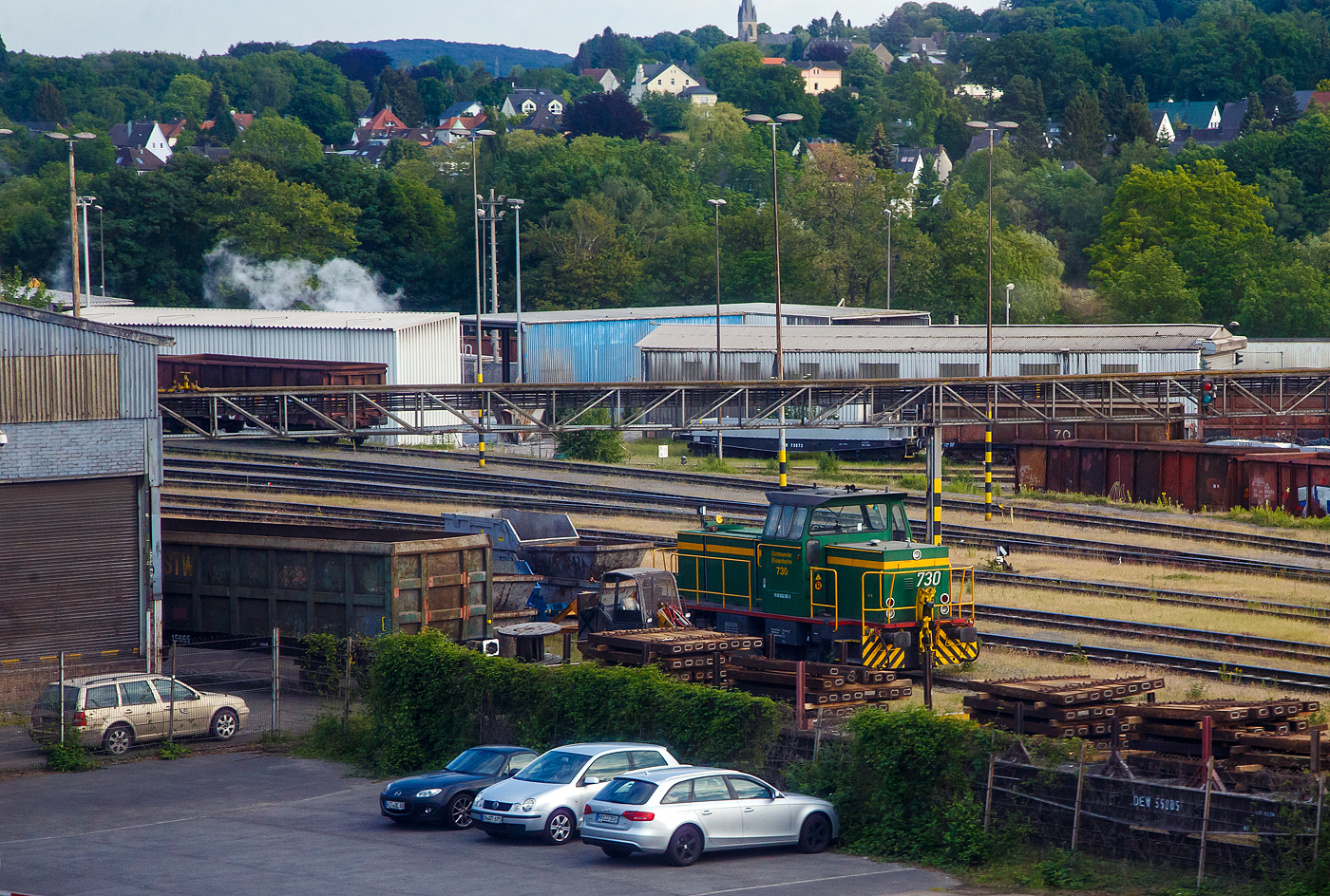 Die DE 730 der Dortmunder Eisenbahn GmbH (98 80 0262 002-5 D-DE), ex Krupp Stahl AG (Werk Bochum) KS-WB 631, eine MaK G 761 C, am 31.05.2022 bei Dortmund. Aufnahme aus dem Zug heraus.

Die dreiachsige Lok wurde 1978 von der Maschinenbau Kiel GmbH (MaK) unter der Fabriknummer 700023 gebaut und an die Krupp Stahl AG geliefert, 1994 bernahm die DE den Bahnbetrieb im KS Werk Bochum und die Lok ging an die Dortmunder Eisenbahn GmbH, wo sie nun als 730 gefhrt wird. Zum 01.01.2007 erhielt sie die NVR-Nummer 98 80 0262 002-5 D-DE.

Die Lokomotive MaK G 761 C ist eine dieselhydraulische Lokomotive, die von der Maschinenbau Kiel (MaK) gebaut wurde. Sie war zusammen mit der leistungsstrkeren G 762 C die erste Bauart des 3. Typenprogramms der MaK, das ab 1977 angeboten wurde. Gemeinsam war diesem Programm, dass nicht mehr auch im Schiffbau verwendete langsam laufenden Motoren aus eigener Produktion, sondern schnelllaufende Fremdmotoren eingebaut wurden, bei diesem Modell von MTU. Auch waren die Fhrerhuser aus Sicherheitsgrnden nicht mehr direkt vom Boden, sondern nur ber den Umlauf erreichbar. Die MaK G 761 C hat drei im Rahmen sitzende Achsen, die ber Gelenkwellen angetrieben werden. Sie ist mit zwei verschiedenen Motoren mit 470 kW bzw. sptere 500 kW angeboten worden. Sie erreicht eine maximale Geschwindigkeit von bis zu 55 km/h. Ihre Dienstgewicht betrgt bis zu 66 t, der Tankinhalt 1.500 l. 

Zwischen 1977 und 1982 wurden 18 Lokomotiven, davon fnf (wie diese hier) mit dem leistungsschwcheren Motor, gebaut. Die Lokomotiven wurden berwiegend an Werk- und Hafenbahnen, vor allem in die Montanindustrie, geliefert. Allein sieben Loks gingen an die Krupp Stahl AG. Je zwei Loks kauften die Shell AG und die Neusser Eisenbahn. Alle 18 gebauten Lokomotiven befinden sich noch im Einsatz. Im Deutschen Fahrzeugeinstellungsregister wurde fr diese Bauart die Baureihennummer 98 80 0262.0 vergeben.

TECHNISCHE DATEN:
Spurweite:  1.435 mm (Normalspur)
Achsfolge:  C
Lnge ber Puffer:  9.870 mm
Achsstand: 3.800 mm
grte Breite:  3.100 mm
grte Hhe ber Schienenoberkante:  4.220 mm
Treibraddurchmesser:  1.000 mm (neu)
kleinster befahrbarer Gleisbogen: 40 m
Dienstgewicht:  54 - 66 t
Kraftstoffvorrat:  1500 l
Motor:  Sechszylinder-MTU-Dieselmotor, Typ  MTU 6V 331 TC11 (sptere Vers.TC12)
Leistung: 470 kW  (sptere Vers. 500 kW)
Nenndrehzahl: 1.050 U/min
Getriebe: Voith L4r4zU2
Leistungsbertragung: hydraulisch
Hchstgeschwindigkeit:  30 - 55 km/h
