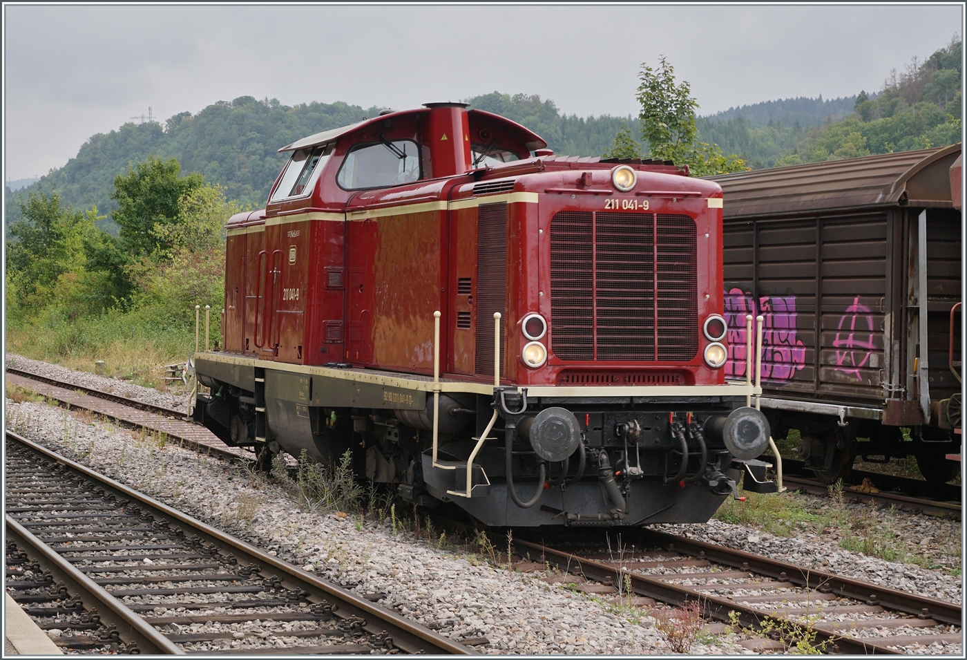 Die Diesellok 211 041-9 (92 80 1211 041-9 D-NeSA) ist mir ihrem Zug in Weizen angekommen und rangiert nun um spter nach Zollhaus Blumberg zurck zu fahren. im Hintergrund zwei ex SBB HBIS Gterwagen, die jetzt der  Wutachtalbahn (WTB) gehren. Ohnehin ist die Schweiz nur einen Steinwurf von hier entfernt. 

27. August 2022 