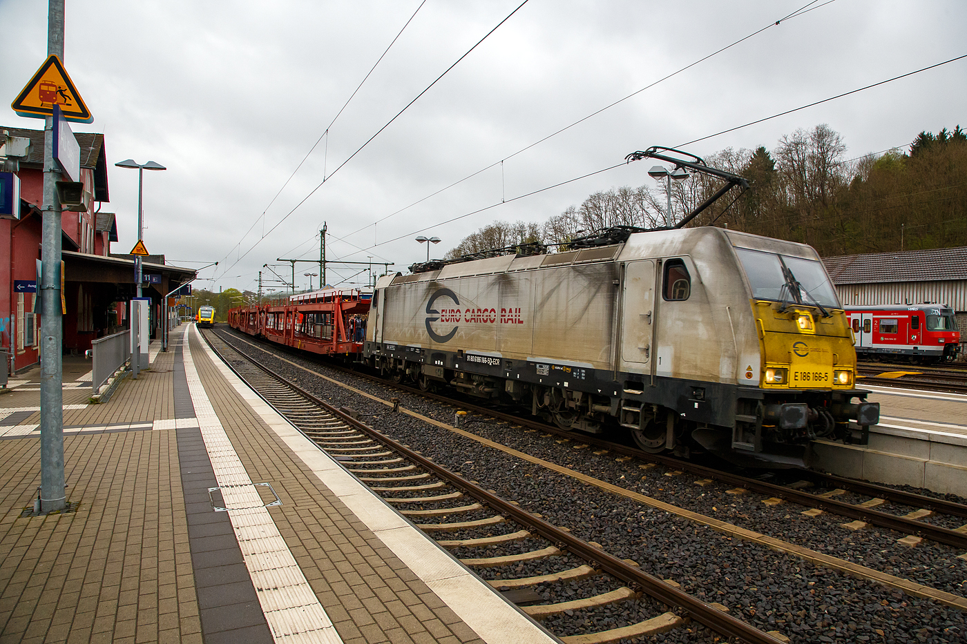 Die E 186 166-5 (91 80 6186 166-5 D-ECR) der ECR - Euro Cargo Rail SAS (Paris) fhrt am 22 April 2017 mit einem leeren Autotransportzug durch den Bahnhof Au/Sieg in Richtung Siegen.

Die Bombardier TRAXX F140 MS wurde 2009 von der Bombardier Transportation GmbH in Kassel unter der Fabriknummer 34443 gebaut und an die ERC ausgeliefert. Die Multisystemlokomotive hat die Zulassungen bzw. besitzt die Lnderpakete fr Deutschland, Belgien und Frankreich (D/B/F).

Seit September 2021firmiert die ECR als DB Cargo France SAS (Paris), so trgt die Lok aktuell nun die NVR-Nummer 91 80 6186 166-5 D-DBCFR, 