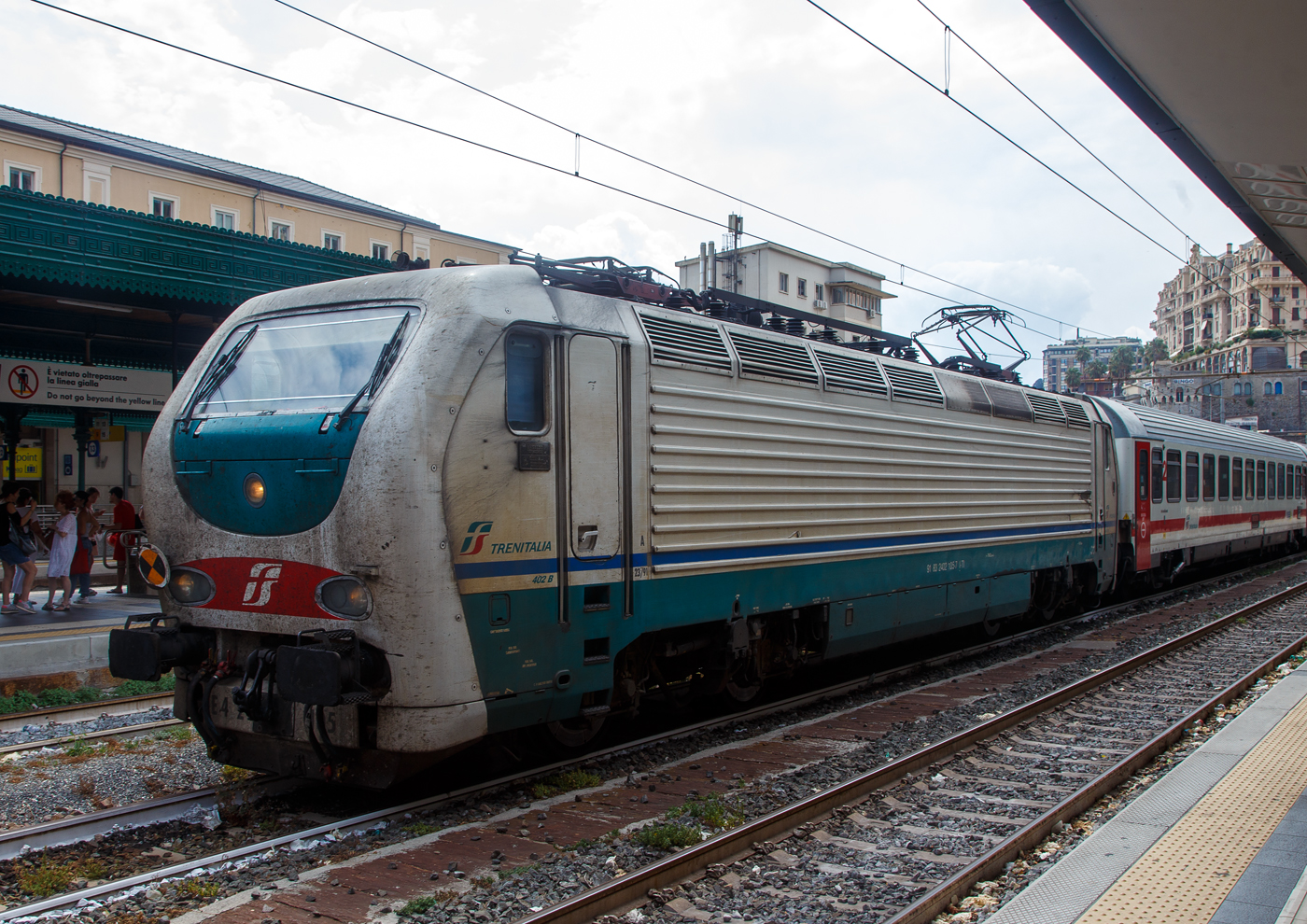 Die E 402.105 (91 83 2402 105-7 I-TI) eine E.402 B der Trenitalia (in grün-weißer Lackierung) steht am 23.07.2022 mit einem Trenitalia InterCity (IC) im Bahnhof Genova Piazza Principe. Am Zugschluss war eine weitere E.402 B.