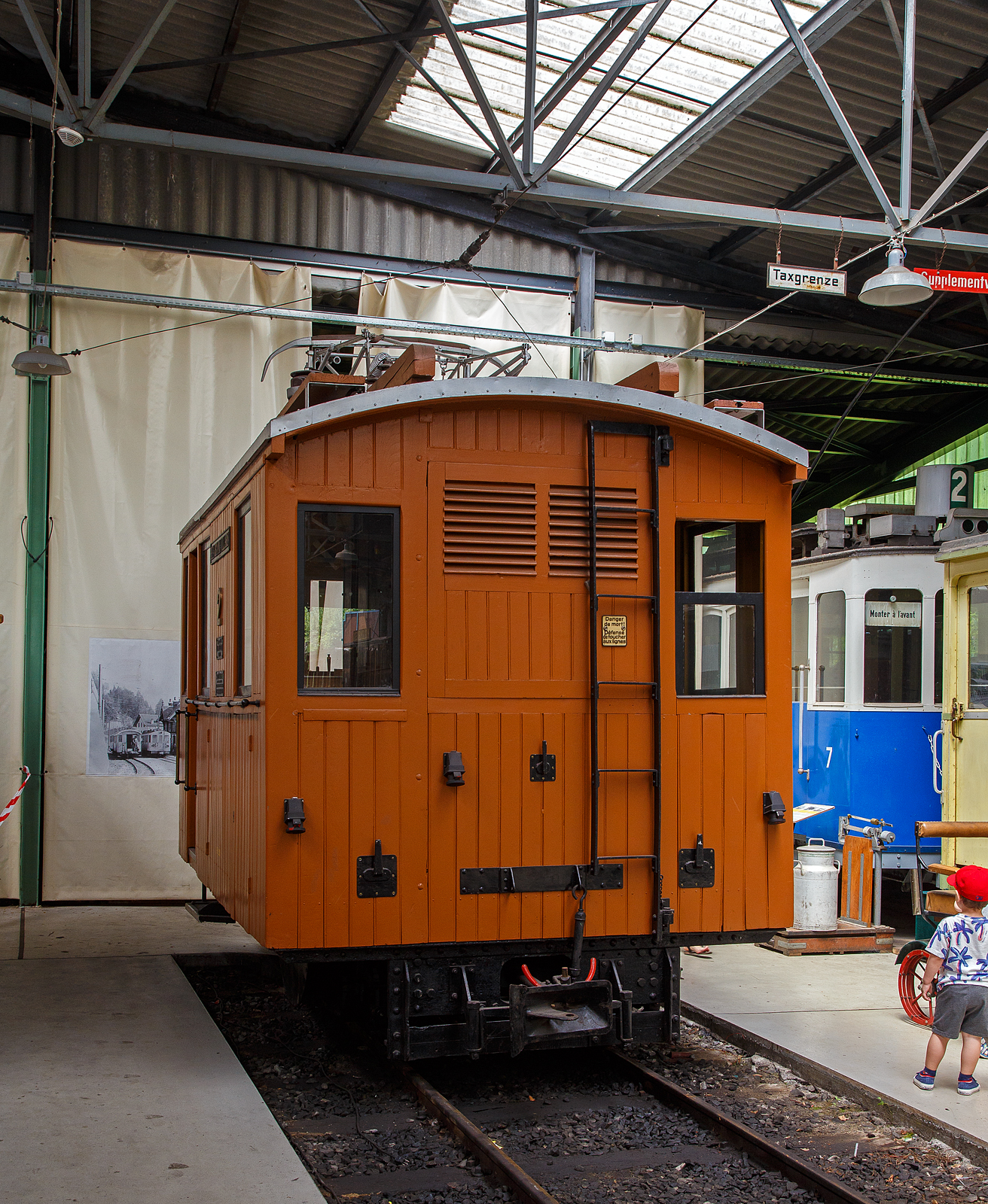 Die elektrische reine Zahnradlokomotive BGV He 2/2 2, später BVB He 2/2 2  La Grisette  der Museumsbahn Blonay–Chamby am 27.05.2022 im Museum Chaulin. 

Die Gleichstrom-Zahnradelektrolok wurde 1899 von der Schweizerischen Lokomotiv- und Maschinenfabrik (SLM) in Winterthur unter der Fabriknummer 1196 gebaut, der elektrische Teil ist von der CIE (Compagnie de l'industrie électrique, ab 1902 CIEM - Compagnie de l’industrie électrique et mécanique und ab 1918 Société Anonyme des Ateliers de Sécheron). Die Lieferung erfolgte an die Chemin de fer électrique Bex–Gryon–Villars (BGV), ab 1905 Chemin de fer Bex–Gryon–Villars–Chesières (BGVC), im Jahr 1942 fusionierten die BGVC mit der VB zur BVB. Im Jahre 1999 fusionierte die BVB mit der Chemin der fer Aigle–Ollon–Monthey–Champéry (AOMC), der Chemin de fer Aigle–Leysin (AL) und der Chemin de fer Aigle–Sépey–Diablerets (ASD) zu den Transports Publics du Chablais (TPC). Mit der Gründung der TPC konnten die vorher zum Teil von der Einstellung bedrohten Schmalspurbahnen ihre Mittel zusammenlegen und ihr Angebot vereinheitlichen.

Die Lok erhielt 1920 einen neuen Lokomotivkasten und war so bis 1985 bei der BVG, insbesondere für den Schneepflugdienst, in Betrieb. Den Spitznamen „la Grisette“ erhielt sie, weil sie ursprünglich eine graue Lackierung trug. Später ging sie an den Verein B.V.B. Promotion, der sie 1997 nicht betriebsfähig restaurierte, im Oktober 2011wurde sie dann an die Museumsbahn Blonay–Chamby und war bis 2014 in einer Lagerhalle abgestellt. Da die SLM He 2/2 elektrische Lokomotiven mit reinen Zahnradantrieb sind und so keinen Adhäsionsantrieb besitzen, können sie sich also nur in einem mit Zahnstange versehenen Gleis fortbewegen, so bleibt die BVB He 2/2 2  La Grisette  bei der BC wohl eine reines Ausstellungsexponat.

SLM He 2/2 sind elektrische Lokomotiven mit Zahnradantrieb, die von der Schweizerischen Lokomotiv- und Maschinenfabrik (SLM) gebaut und mit Drehstrom- oder Gleichstrom-Ausrüstungen verschiedener Hersteller wie Alioth, BBC, CIE, MFO und Rieter versehen wurden. He 2/2 wurden von 1898 bis 1957 in den Spurweiten 800, 1.000 und 1.435 mm hergestellt. Sie weisen keinen Adhäsionsantrieb auf, können sich also nur in einem mit Zahnstange versehenen Gleis fortbewegen.

Bei Lokomotiven der Bex-Villars-Bretaye-Bahn (BVB) und zwei Triebzahnrädern handelt es sich um reine Zahnradlokomotiven. Die beiden Triebzahnräder, für das Zahnstangensystem Abt sind nicht auf den Laufachsen angebracht, sondern unmittelbar neben der Laufachsen gegen die Fahrzeugmitte. Der mechanische Teil stammt von der Schweizerischen Lokomotiv- und Maschinenfabrik (SLM) in Winterthur.

Die 5.000 mm langen Lokomotiven mit einem Dienstgewicht von rund 14,8 t verkehren mit ihren 2 x 81 kW = 162 kW (220 PS) Leistung auf Neigungen bis zu 200 ‰. Sie erreichen dabei bei der Bergfahrt eine Geschwindigkeit von rund 10 km/h, bei Talfahrt war die Geschwindigkeit aus Sicherheitsgründen auf maximal 7,5 km/h limitiert.

TECHNISCH DATEN:
Baujahr: 1899
Nummerierung: 1 und 2 (später noch 3 und 4 von der MC)
Spurweite: 1.000 mm
Achsfolge: 1zz1
Zahnradsystem: 	Abt
Länge über Puffer : 5.000 mm
Länge Lokkasten: 4.250 mm 
Breite: 2.500 mm
Achsstand: 2.270 mm (720 mm – Zahnradabstand 920 mm – 520 mm)
Zahnradteilkreis-Ø: 573 mm
Dienstgewicht: 14,8  t
Leistung: 2 x 110 kW
Zul. Höchstgeschwindigkeit: 10 km/h (Talfahrt 7,5 km/h)
Übersetzung:  1:7,84
Stromsystem: 700 V DC (gleichstrom)
Max. Neigung : 200 ‰