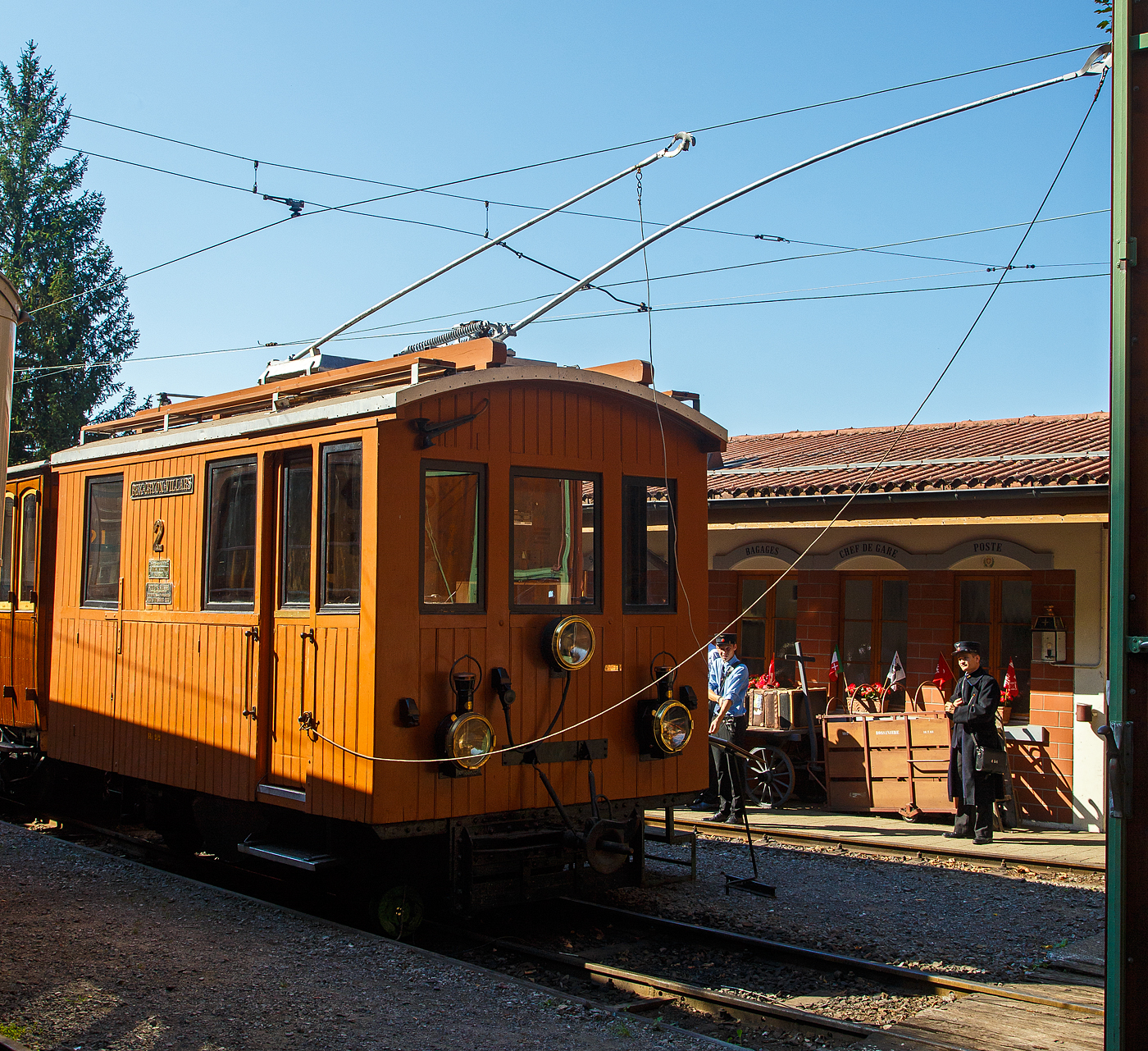 Die elektrische reine Zahnradlokomotive BGV He 2/2 2, später BVB He 2/2 2  La Grisette  der Museumsbahn Blonay–Chamby am 09 September 2023 im Museum Chaulin. Sie war eine der Highlights von der Veranstaltung an dem Wochenende welches zum 125 Jahre Jubiläum der BVB unter dem Motto  Le Chablais en fête  stand. Mit ihrem Alter von 124 ist sie die älteste erhaltene Lok der BVB (ex BGV) und passte so bestens als Ausstellungsexponat.

Die Gleichstrom-Zahnradelektrolok wurde 1899 von der Schweizerischen Lokomotiv- und Maschinenfabrik (SLM) in Winterthur unter der Fabriknummer 1196 gebaut, der elektrische Teil ist von der CIE (Compagnie de l'industrie électrique, ab 1902 CIEM - Compagnie de l’industrie électrique et mécanique und ab 1918 Société Anonyme des Ateliers de Sécheron). Die Lieferung erfolgte an die Chemin de fer électrique Bex–Gryon–Villars (BGV), ab 1905 Chemin de fer Bex–Gryon–Villars–Chesières (BGVC), im Jahr 1942 fusionierten die BGVC mit der VB zur BVB. Im Jahre 1999 fusionierte die BVB mit der Chemin der fer Aigle–Ollon–Monthey–Champéry (AOMC), der Chemin de fer Aigle–Leysin (AL) und der Chemin de fer Aigle–Sépey–Diablerets (ASD) zu den Transports Publics du Chablais (TPC). Mit der Gründung der TPC konnten die vorher zum Teil von der Einstellung bedrohten Schmalspurbahnen ihre Mittel zusammenlegen und ihr Angebot vereinheitlichen.

Die Lok erhielt 1920 einen neuen Lokomotivkasten und war so bis 1985 bei der BVG, insbesondere für den Schneepflugdienst, in Betrieb. Den Spitznamen „la Grisette“ erhielt sie, weil sie ursprünglich eine graue Lackierung trug. Später ging sie an den Verein B.V.B. Promotion, der sie 1997 nicht betriebsfähig restaurierte, im Oktober 2011 ging sie dann an die Museumsbahn Blonay–Chamby und war bis 2014 in einer Lagerhalle abgestellt. Da die SLM He 2/2 elektrische Lokomotiven mit reinen Zahnradantrieb sind und so keinen Adhäsionsantrieb besitzen, können sie sich also nur in einem mit Zahnstange versehenen Gleis fortbewegen, so bleibt die BVB He 2/2 2  La Grisette  bei der BC wohl eine reines Ausstellungsexponat.

Die SLM He 2/2 sind elektrische Lokomotiven mit Zahnradantrieb, die von der Schweizerischen Lokomotiv- und Maschinenfabrik (SLM) gebaut und mit Drehstrom- oder Gleichstrom-Ausrüstungen verschiedener Hersteller wie Alioth, BBC, CIE, MFO und Rieter versehen wurden. He 2/2 wurden von 1898 bis 1957 in den Spurweiten 800, 1.000 und 1.435 mm hergestellt. Sie weisen keinen Adhäsionsantrieb auf, können sich also nur in einem mit Zahnstange versehenen Gleis fortbewegen.

Bei Lokomotiven der Bex-Villars-Bretaye-Bahn (BVB) und zwei Triebzahnrädern handelt es sich um reine Zahnradlokomotiven. Die beiden Triebzahnräder, für das Zahnstangensystem Abt sind nicht auf den Laufachsen angebracht, sondern unmittelbar neben der Laufachsen gegen die Fahrzeugmitte. Der mechanische Teil stammt von der Schweizerischen Lokomotiv- und Maschinenfabrik (SLM) in Winterthur.

Die 5.000 mm langen Lokomotiven mit einem Dienstgewicht von rund 14,8 t verkehren mit ihren 2 x 81 kW = 162 kW (220 PS) Leistung auf Neigungen bis zu 200 ‰. Sie erreichen dabei bei der Bergfahrt eine Geschwindigkeit von rund 10 km/h, bei Talfahrt war die Geschwindigkeit aus Sicherheitsgründen auf maximal 7,5 km/h limitiert.

TECHNISCH DATEN:
Baujahr: 1899
Nummerierung: 1 und 2 (später noch 3 und 4 von der MC)
Spurweite: 1.000 mm
Achsfolge: 1zz1
Zahnradsystem:  Abt
Länge über Puffer : 5.000 mm
Länge Lokkasten: 4.250 mm 
Breite: 2.500 mm
Achsstand: 2.270 mm 
Zahnradabstand: 930 mm 
(720 – 930 – 520 mm)
Zahnradteilkreis-Ø: 573 mm
Dienstgewicht: 14,8  t
Leistung: 2 x 110 kW
Zul. Höchstgeschwindigkeit: 10 km/h (Talfahrt 7,5 km/h)
Übersetzung:  1:7,84
Stromsystem: 700 V DC (Gleichstrom)
Max. Neigung : 200 ‰
